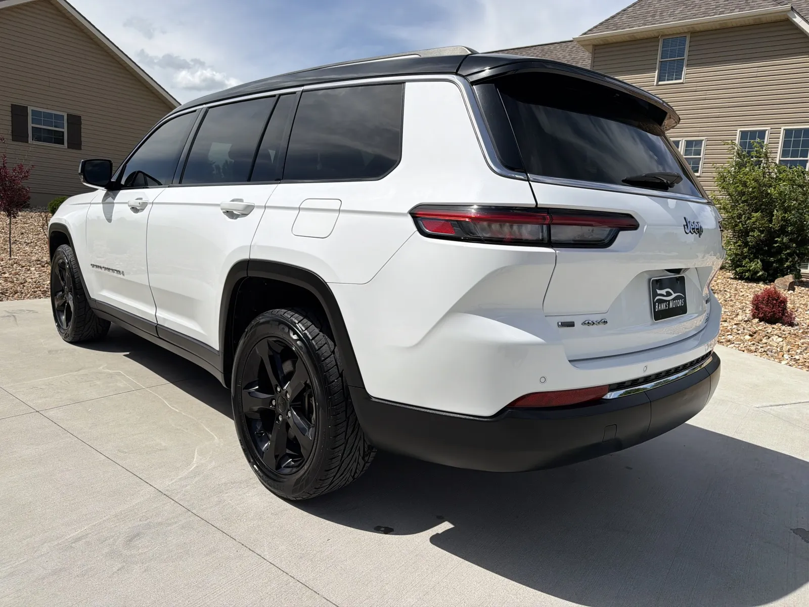 Photos of 2021 JEEP GRAND CHEROKEE L LIMITED for sale in Clinton, MO at Banks Motors LLC