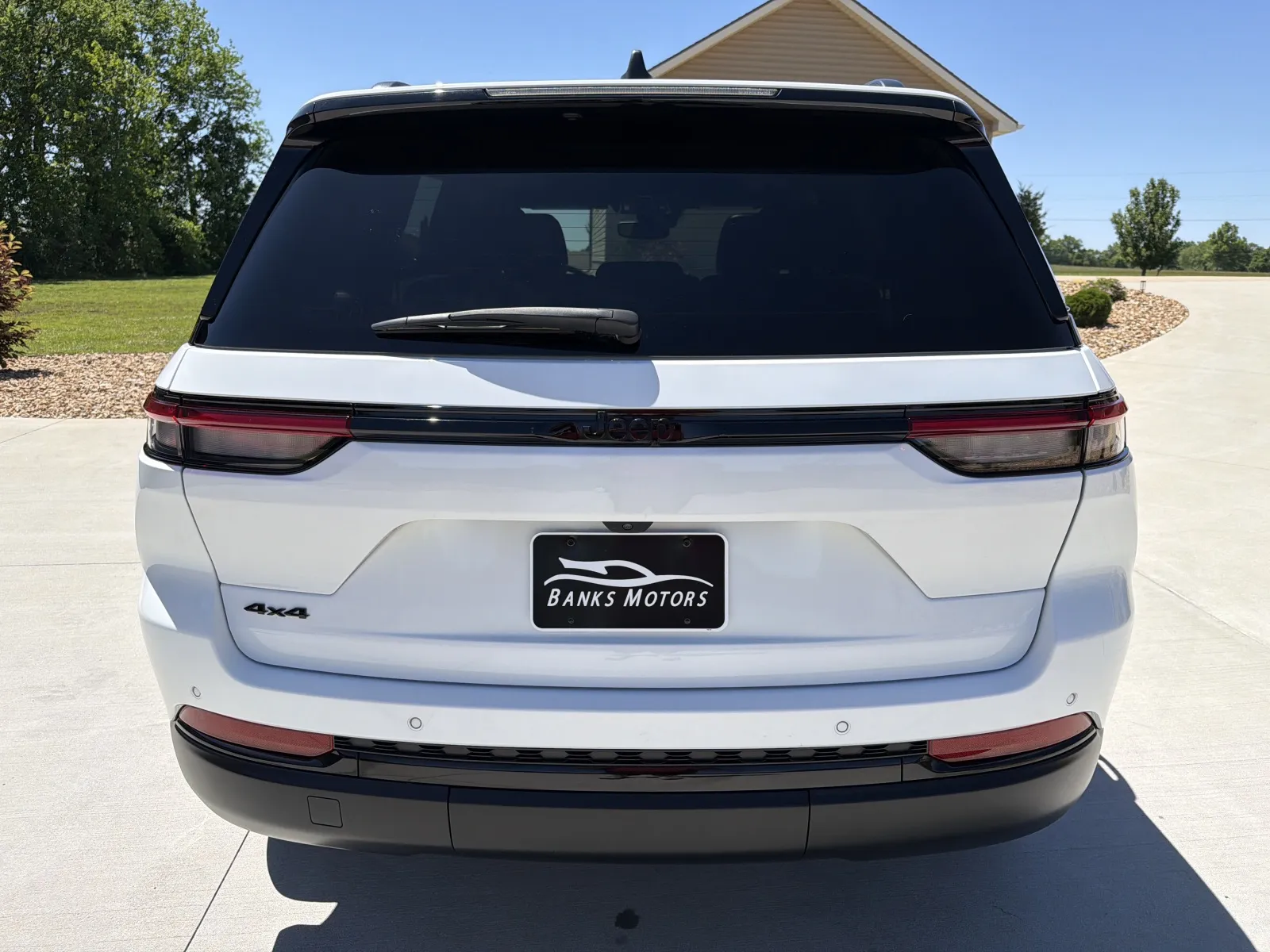 More photos of 2023 JEEP GRAND CHEROKEE LAREDO at Banks Motors LLC, MO