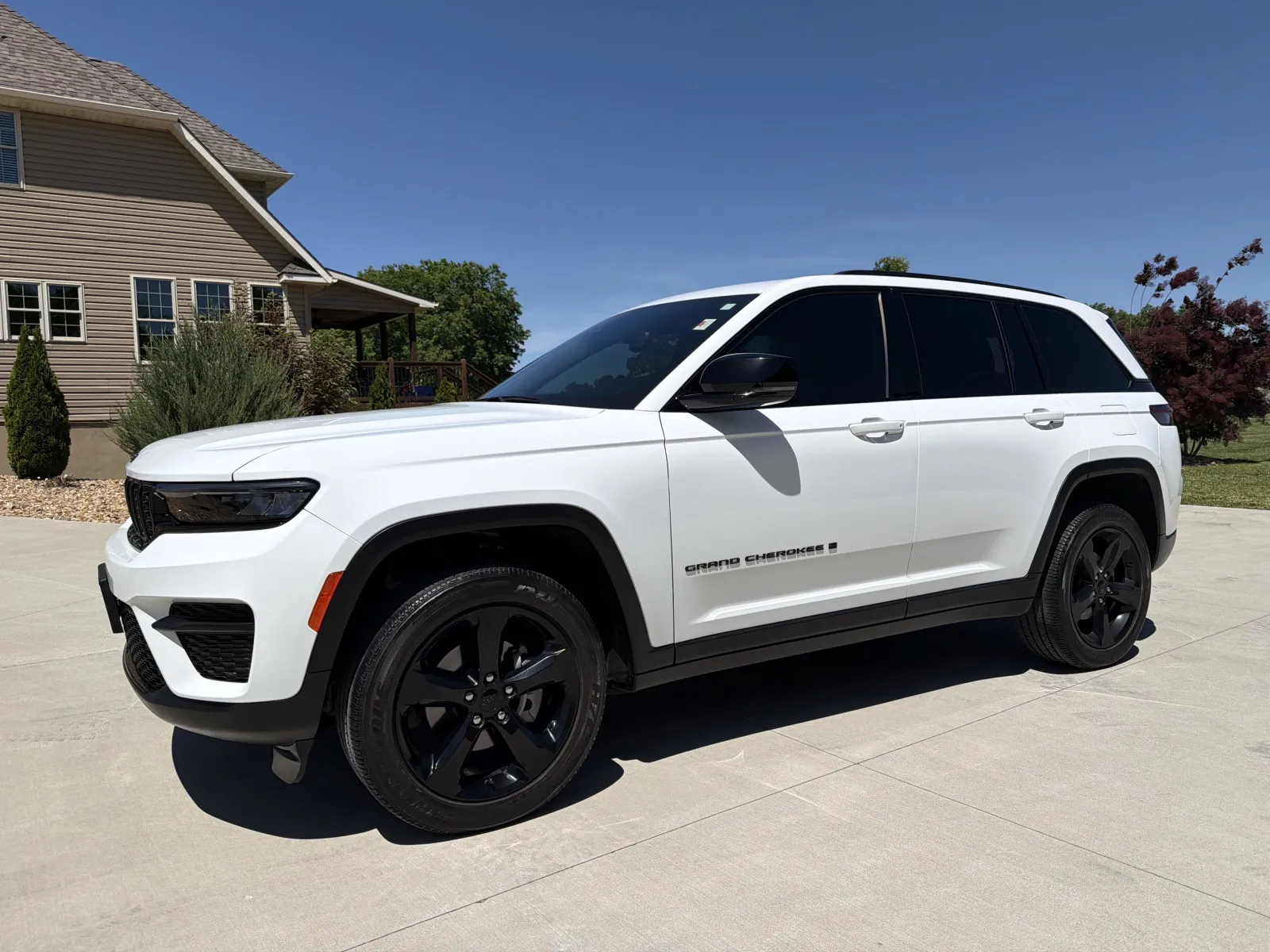 Photos of 2023 JEEP GRAND CHEROKEE LAREDO for sale in Clinton, MO at Banks Motors LLC