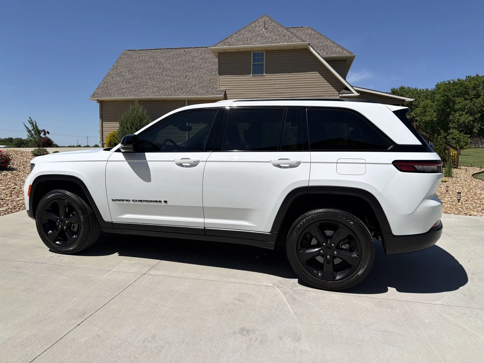 Another view of 2023 JEEP GRAND CHEROKEE LAREDO for sale in Clinton, MO at Banks Motors LLC
