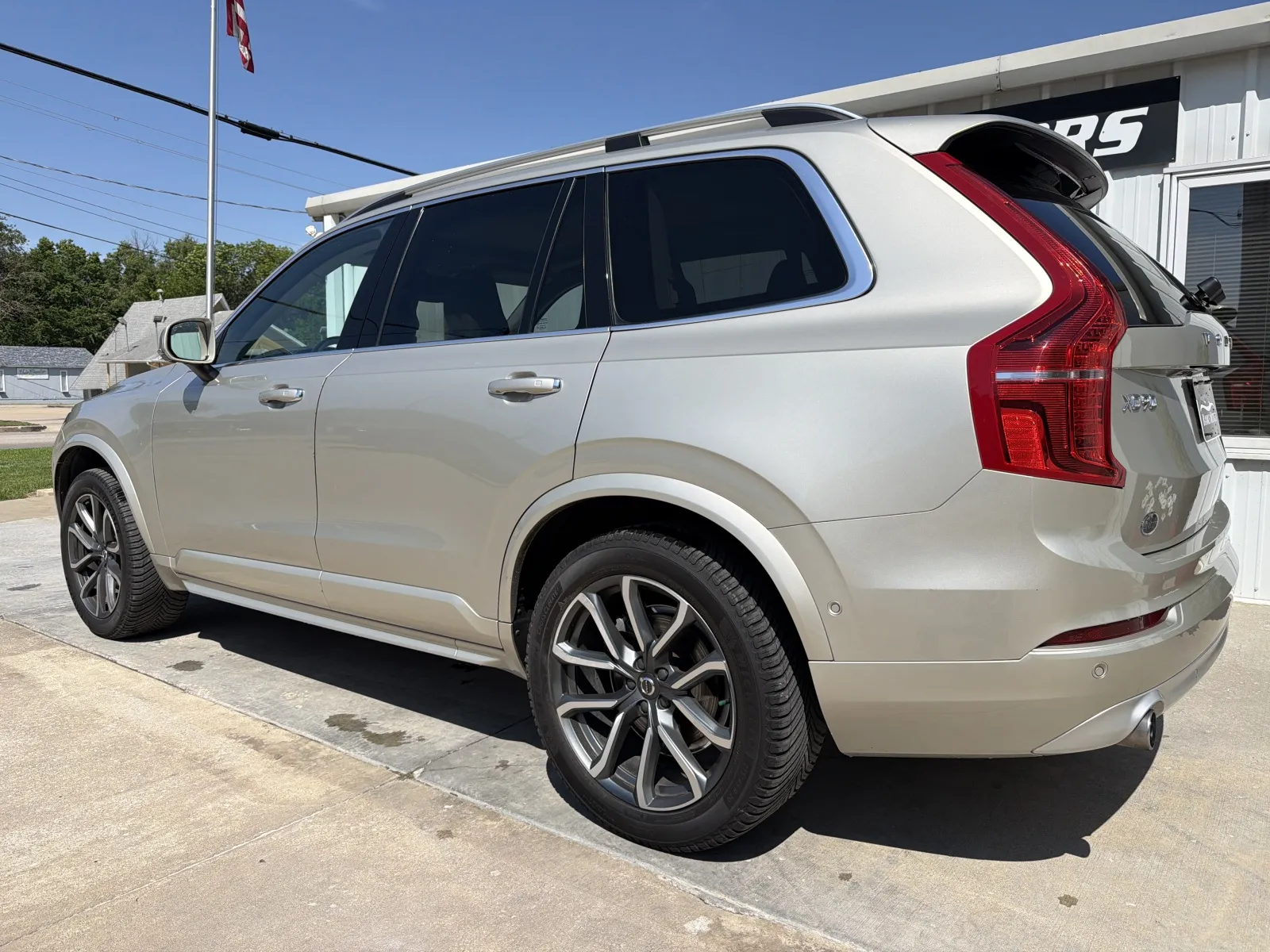 Another view of 2018 VOLVO XC90 T5 for sale in Clinton, MO at Banks Motors LLC