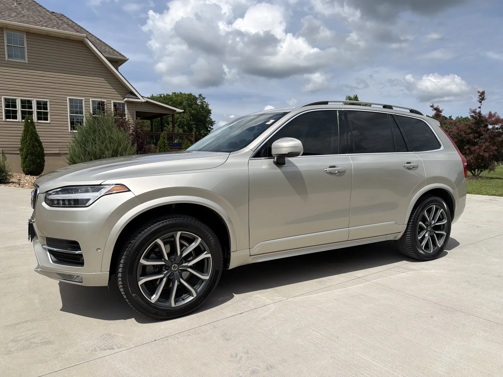 2018 Volvo XC90 T5 AWD Momentum's photo