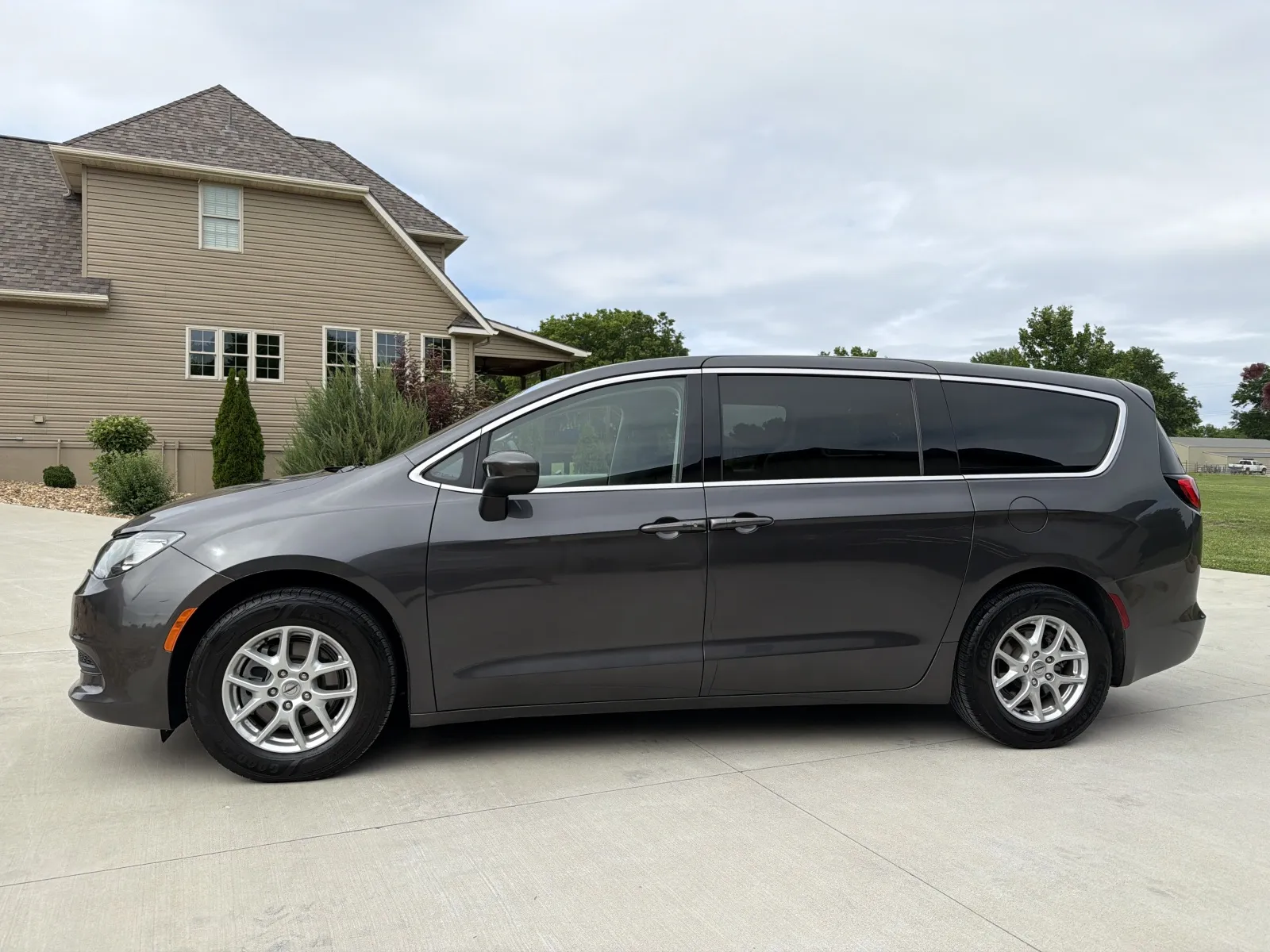 Photos of 2022 CHRYSLER VOYAGER LX for sale in Clinton, MO at Banks Motors LLC