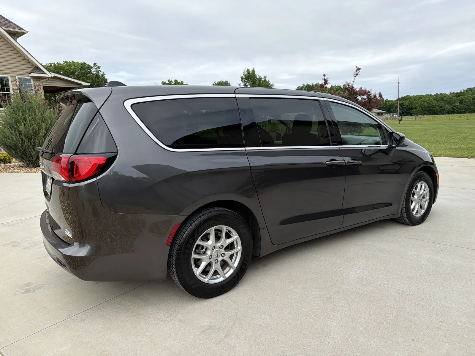 More photos of 2022 CHRYSLER VOYAGER LX at Banks Motors LLC, MO