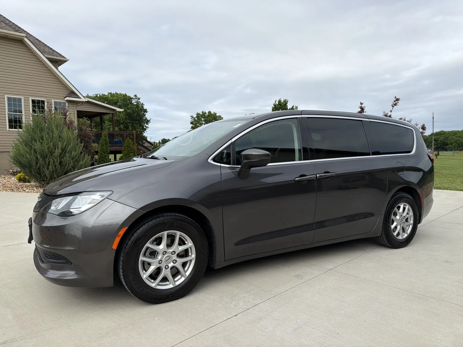 Gray 2022 CHRYSLER VOYAGER LX for sale in Clinton, MO