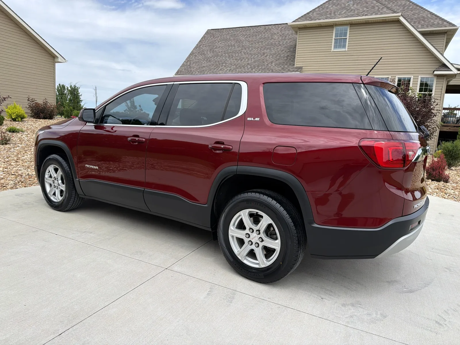 Another view of 2018 GMC ACADIA SLE for sale in Clinton, MO at Banks Motors LLC