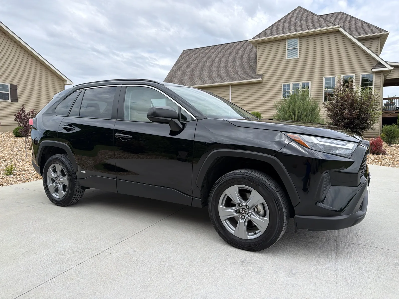 More photos of 2025 TOYOTA RAV4 LE at Banks Motors LLC, MO