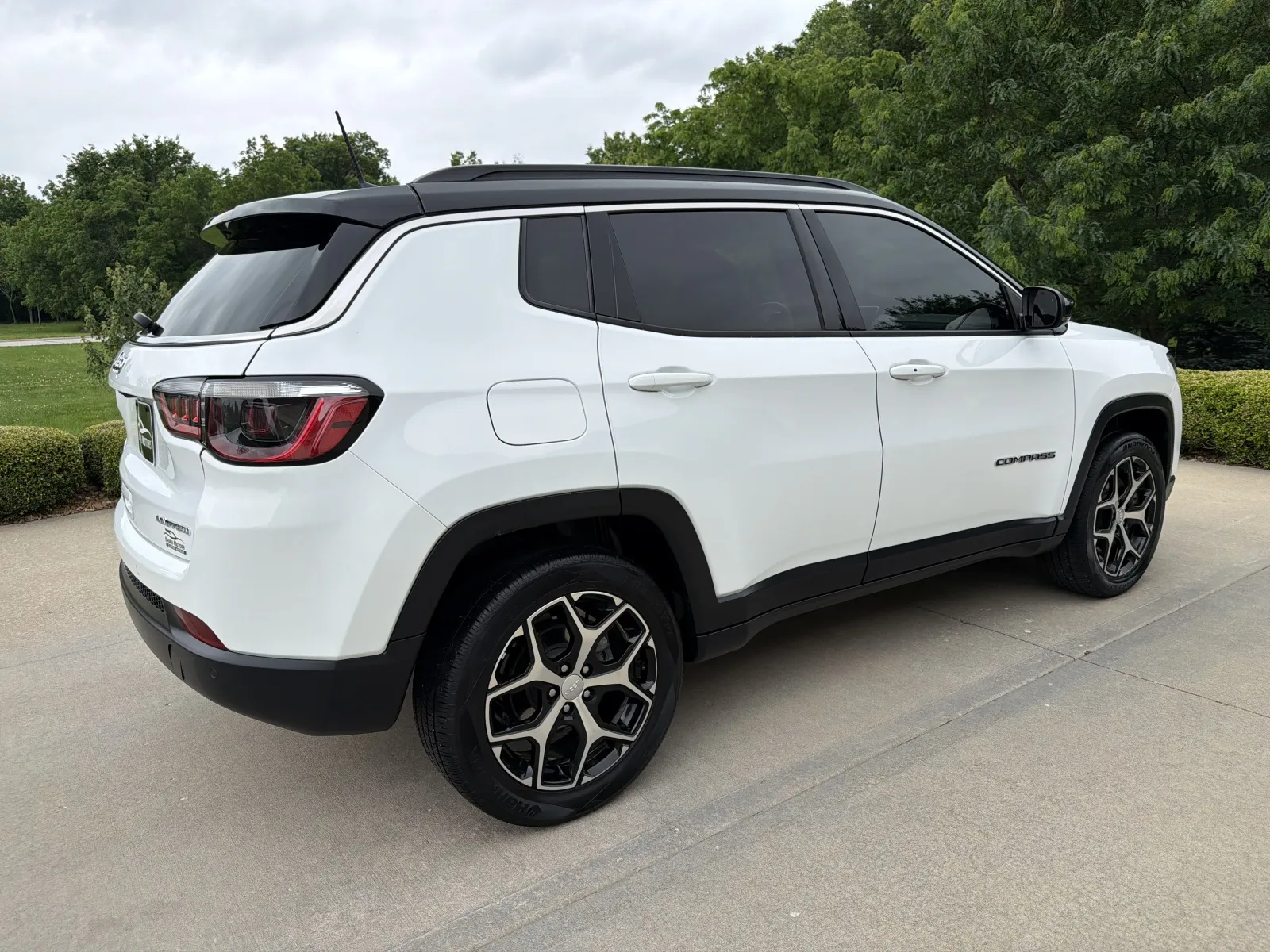 More photos of 2024 JEEP COMPASS LIMITED at Banks Motors LLC, MO