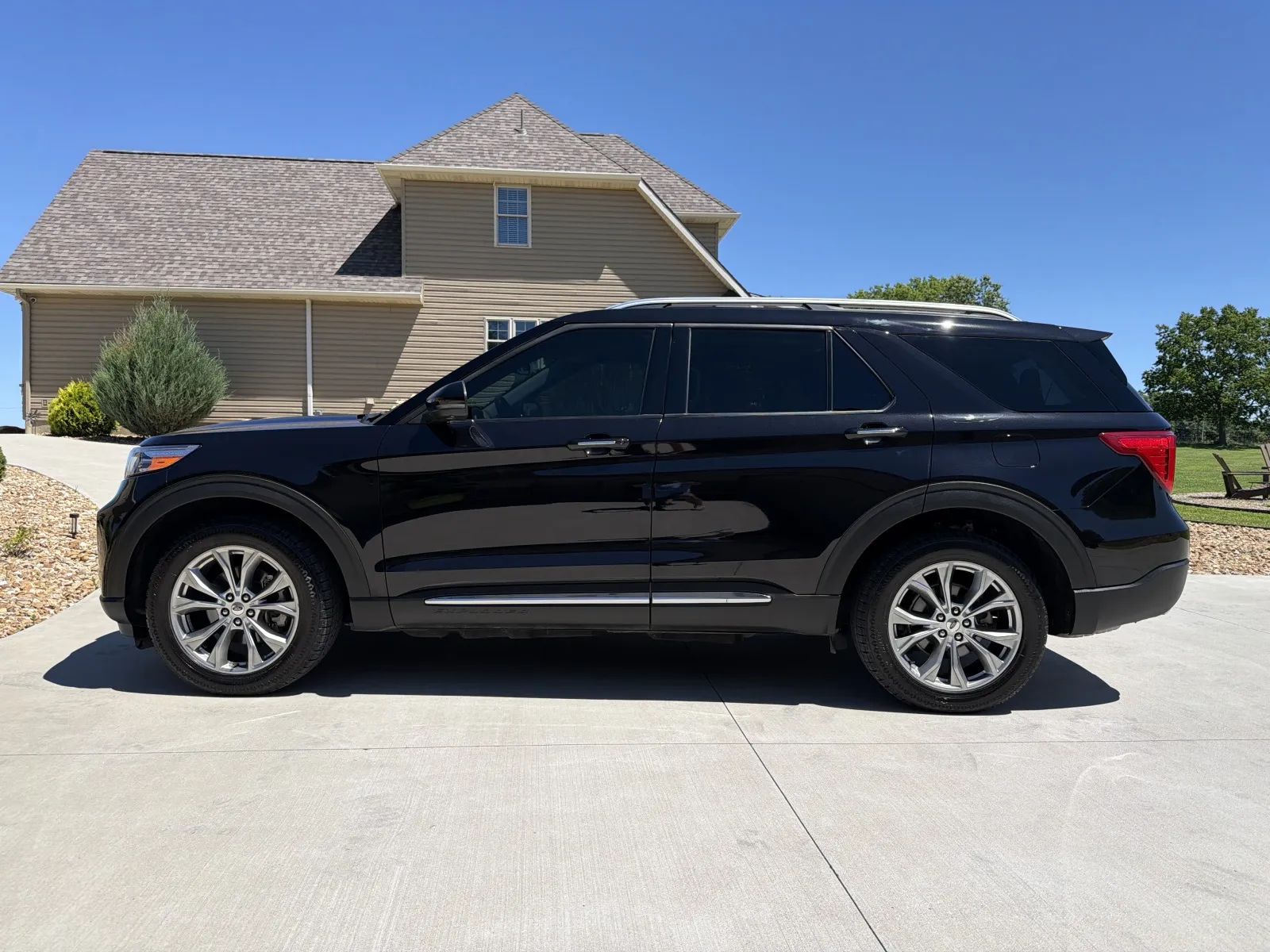 Photos of 2021 Ford Explorer Limited Sport Utility 4D for sale in Clinton, MO at Banks Motors LLC