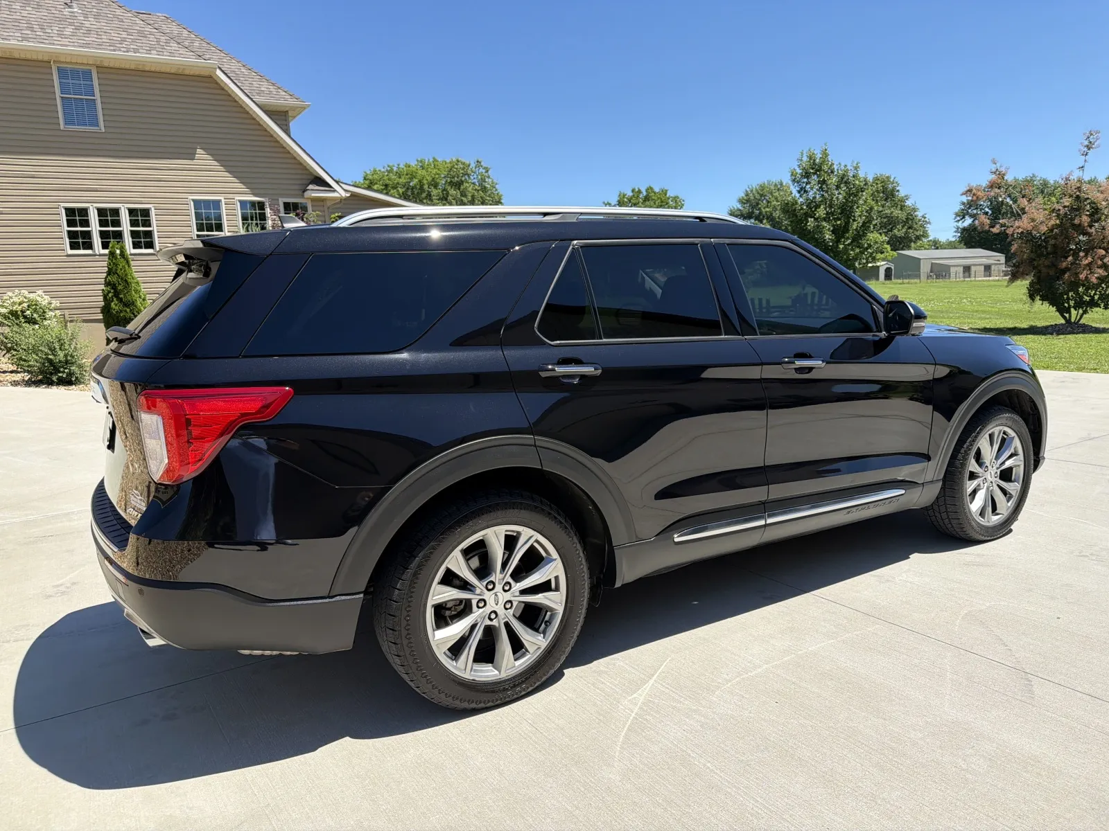 More photos of 2021 Ford Explorer Limited Sport Utility 4D at Banks Motors LLC, MO