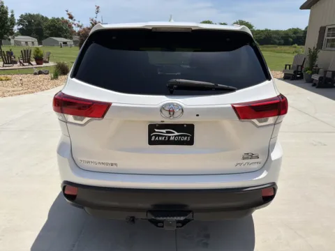More photos of 2017 Toyota Highlander XLE Sport Utility 4D at Banks Motors LLC, MO