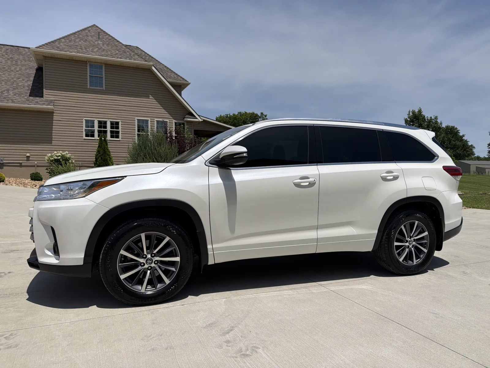 Photos of 2017 Toyota Highlander XLE Sport Utility 4D for sale in Clinton, MO at Banks Motors LLC