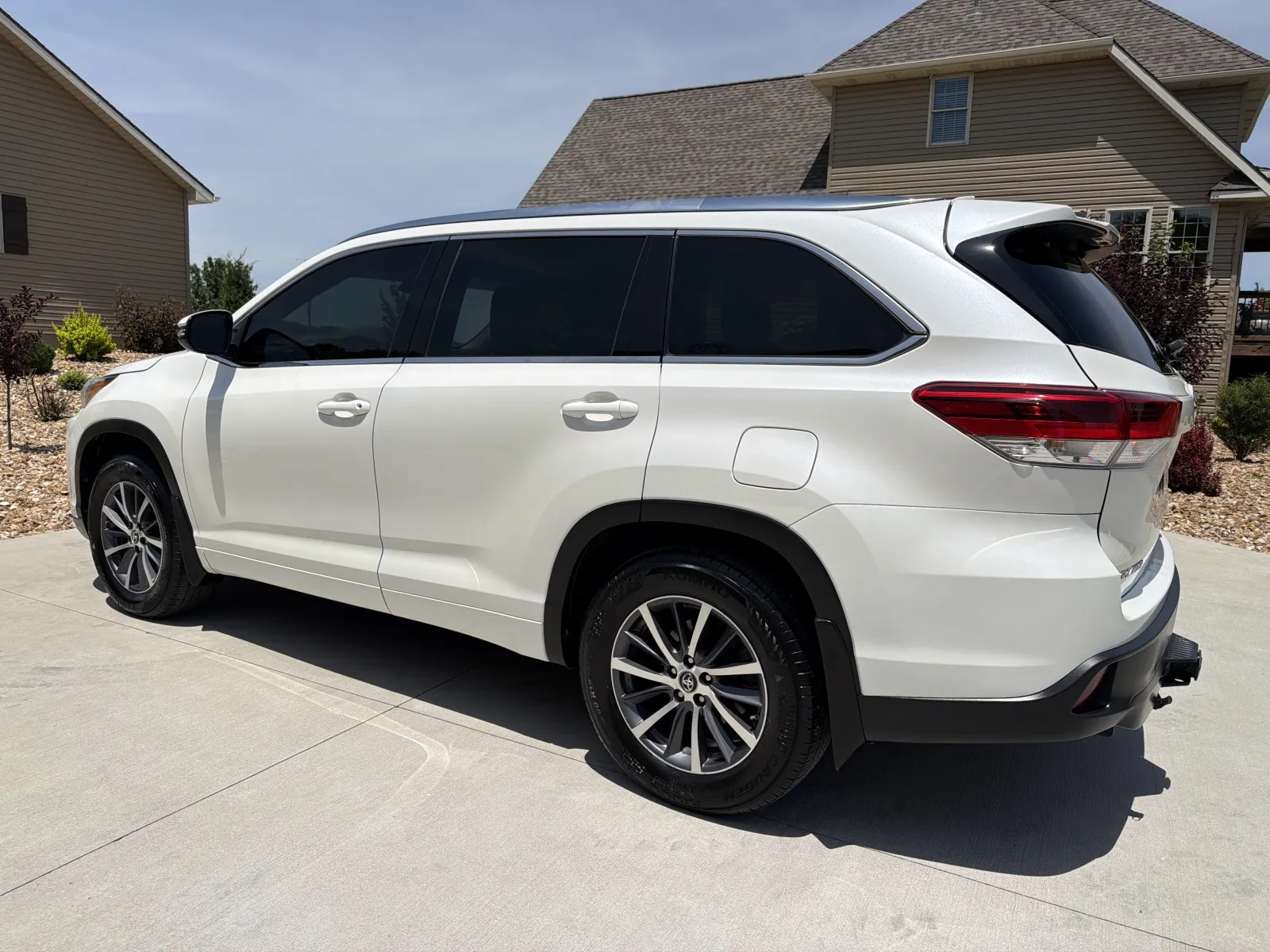 Another view of 2017 Toyota Highlander XLE Sport Utility 4D for sale in Clinton, MO at Banks Motors LLC
