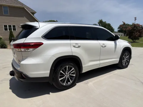 More photos of 2017 Toyota Highlander XLE Sport Utility 4D at Banks Motors LLC, MO