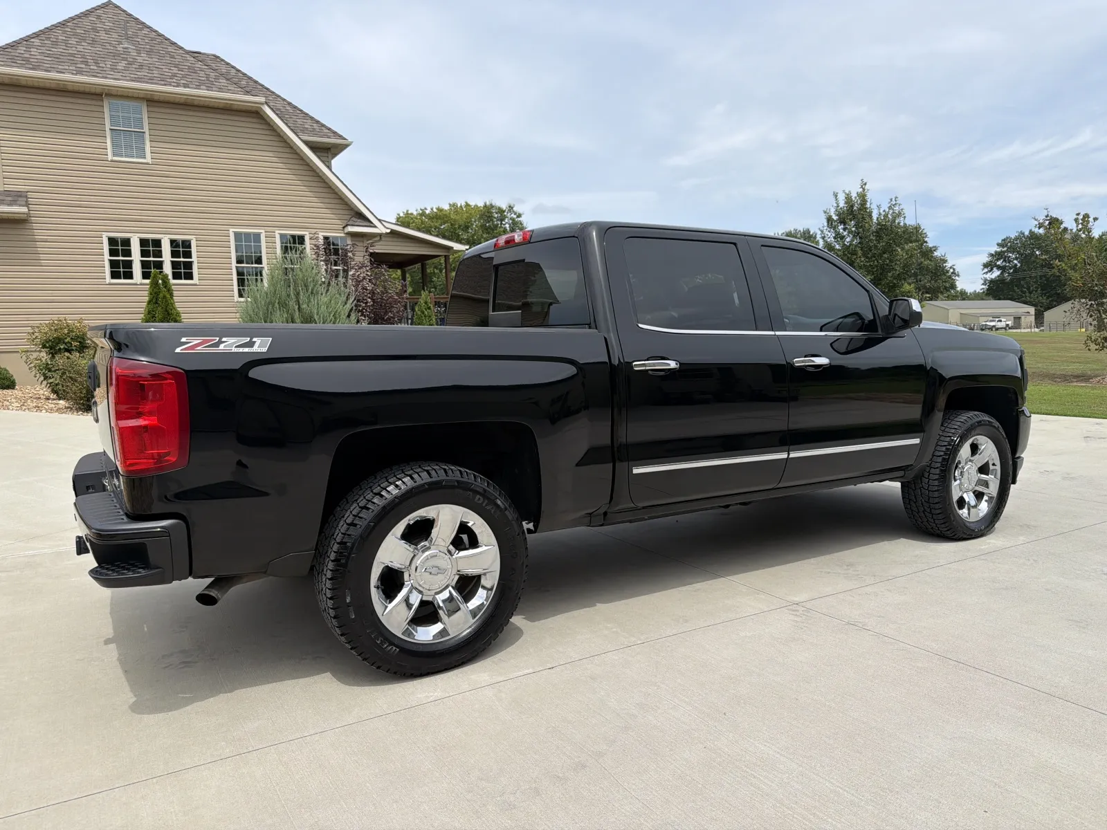 More photos of 2017 CHEVROLET SILVERADO 1500 LTZ 4DR at Banks Motors LLC, MO