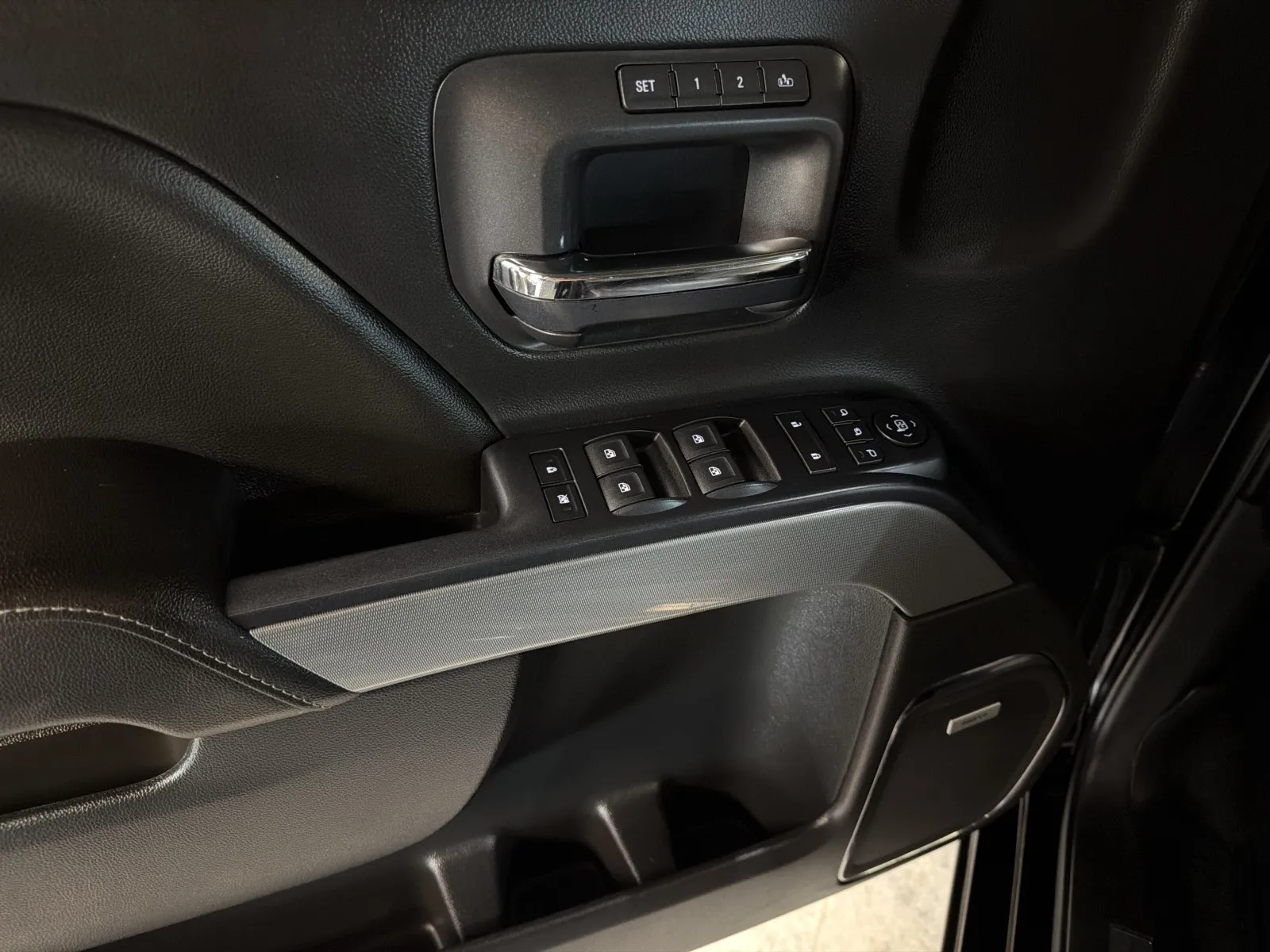 Chevrolet Silverado photo 23