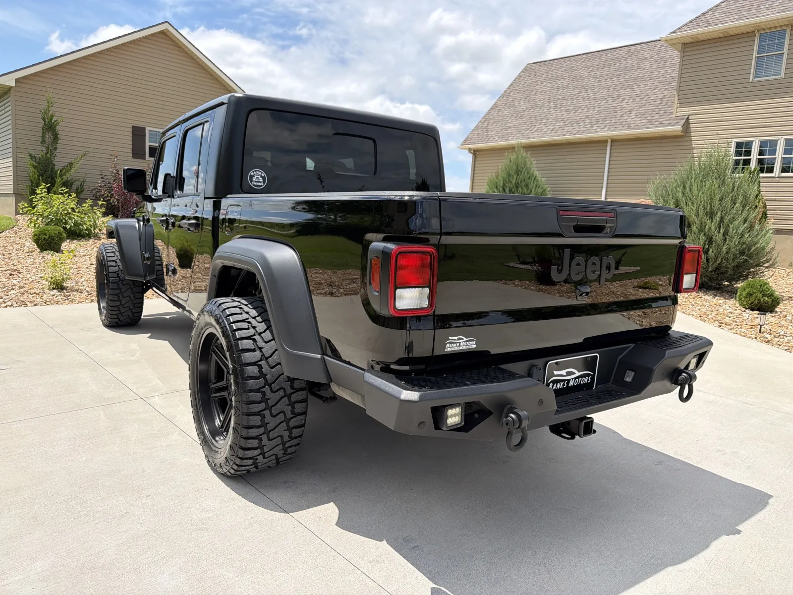 More photos of 2020 Jeep Gladiator Sport S Pickup 4D 5 ft at Banks Motors LLC, MO