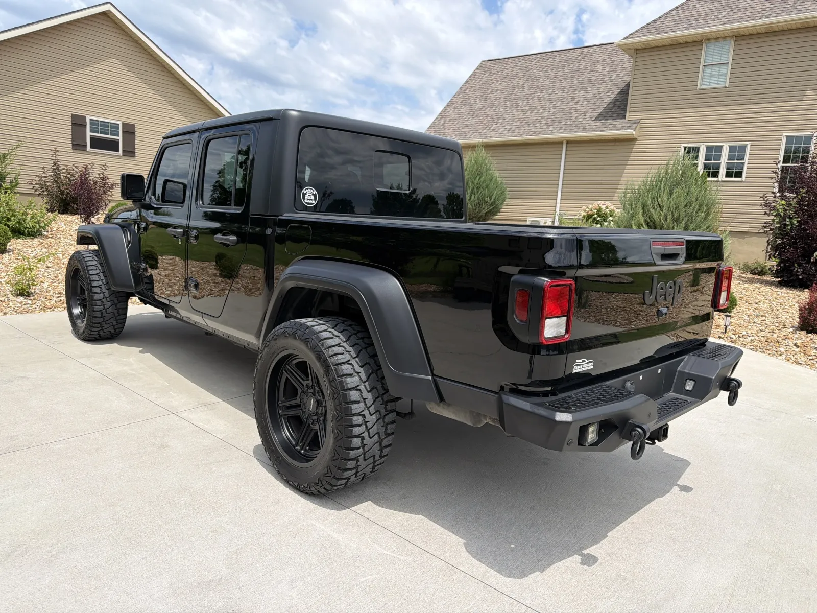 More photos of 2020 Jeep Gladiator Sport S Pickup 4D 5 ft at Banks Motors LLC, MO