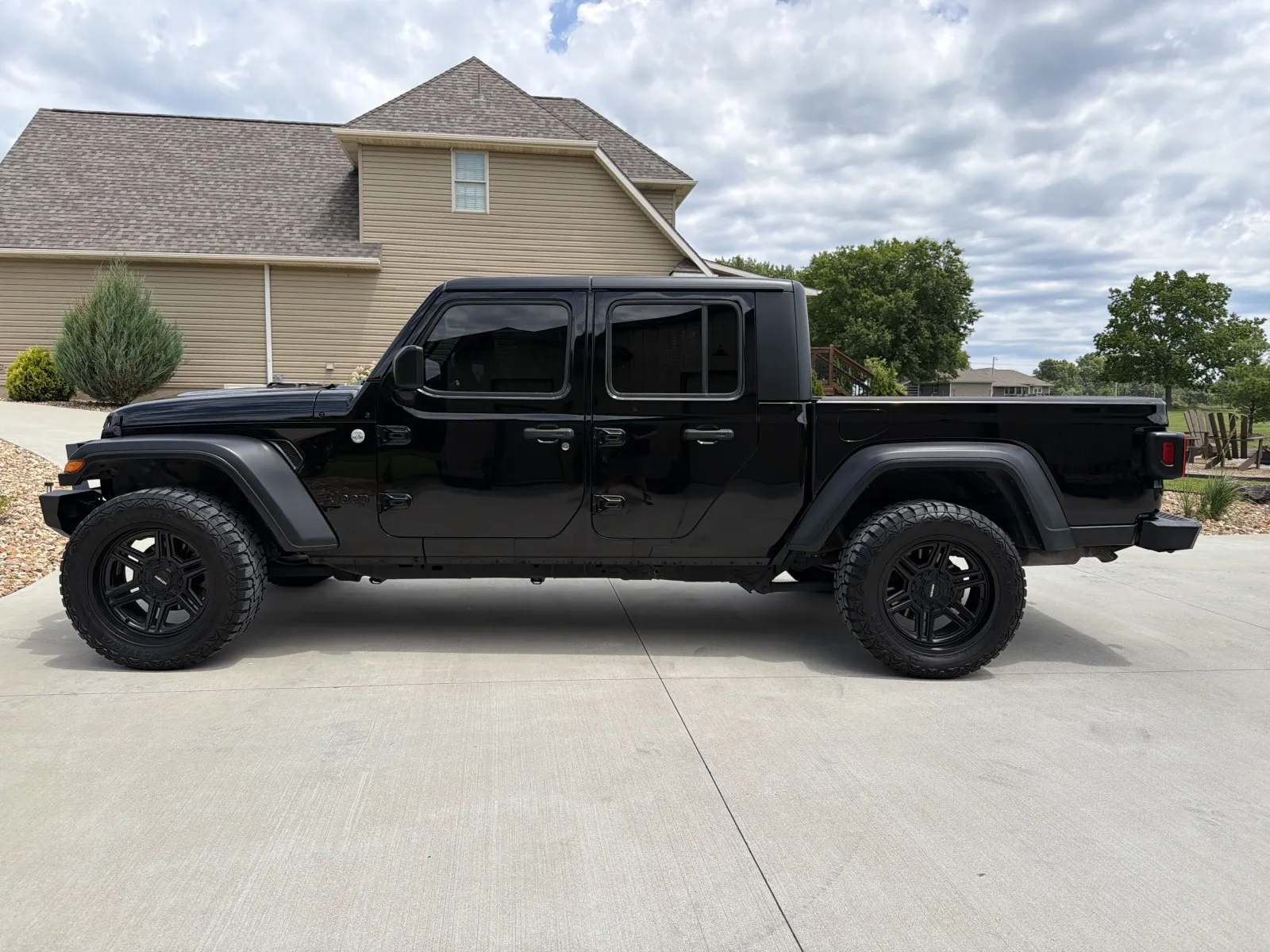 Another view of 2020 Jeep Gladiator Sport S Pickup 4D 5 ft for sale in Clinton, MO at Banks Motors LLC