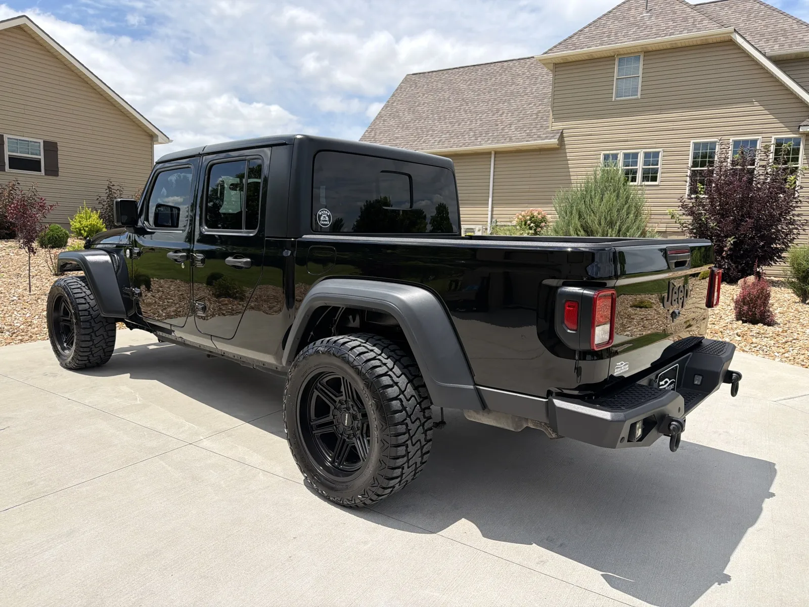 More photos of 2020 Jeep Gladiator Sport S Pickup 4D 5 ft at Banks Motors LLC, MO