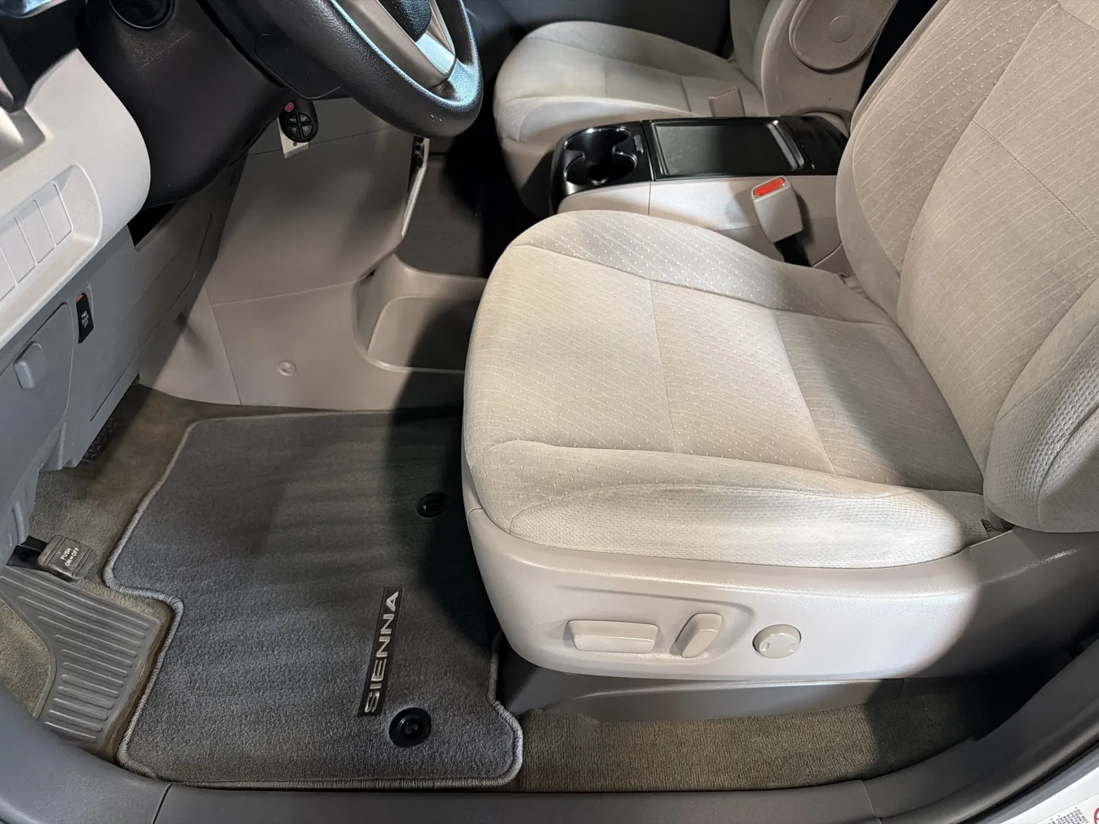 Toyota Sienna photo 25