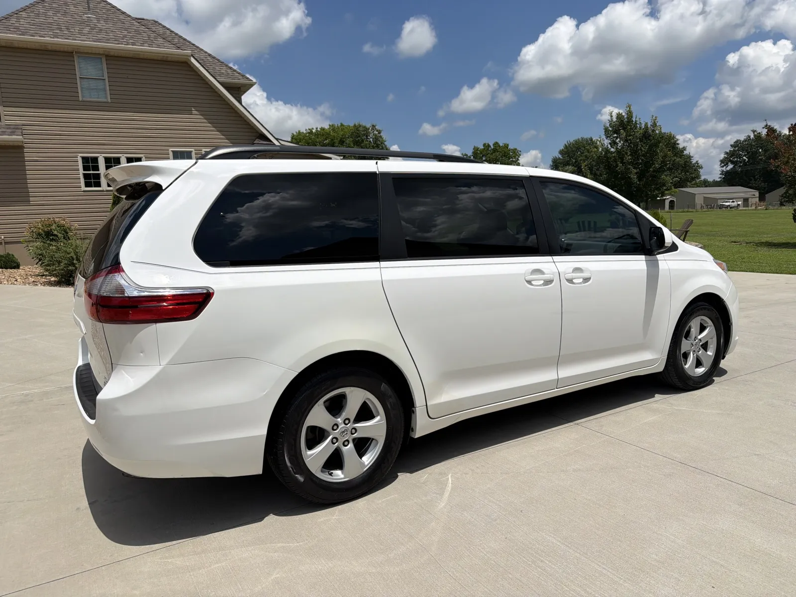 More photos of 2017 Toyota Sienna LE Minivan 4D at Banks Motors LLC, MO