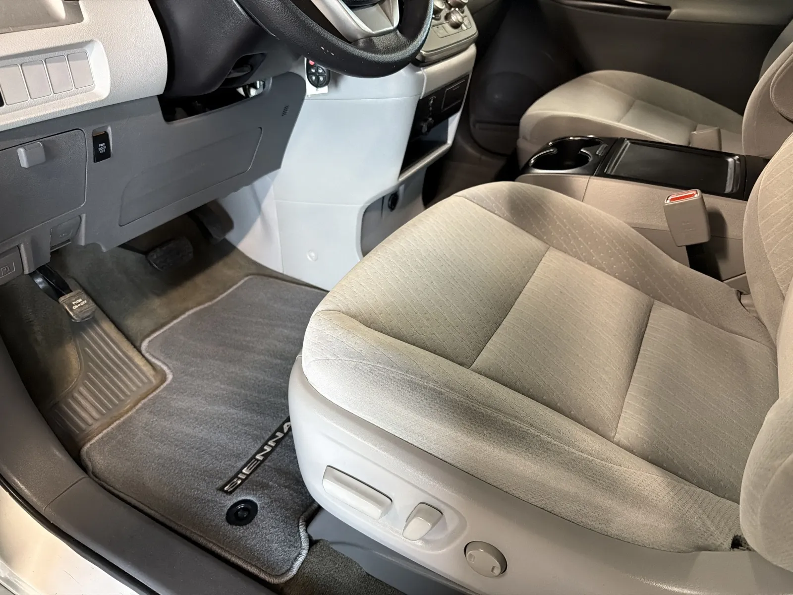 Toyota Sienna photo 13