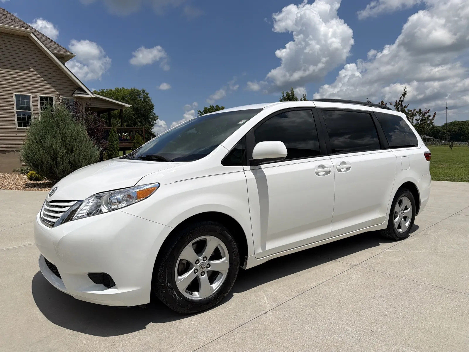 White 2017 Toyota Sienna LE Minivan 4D for sale in Clinton, MO