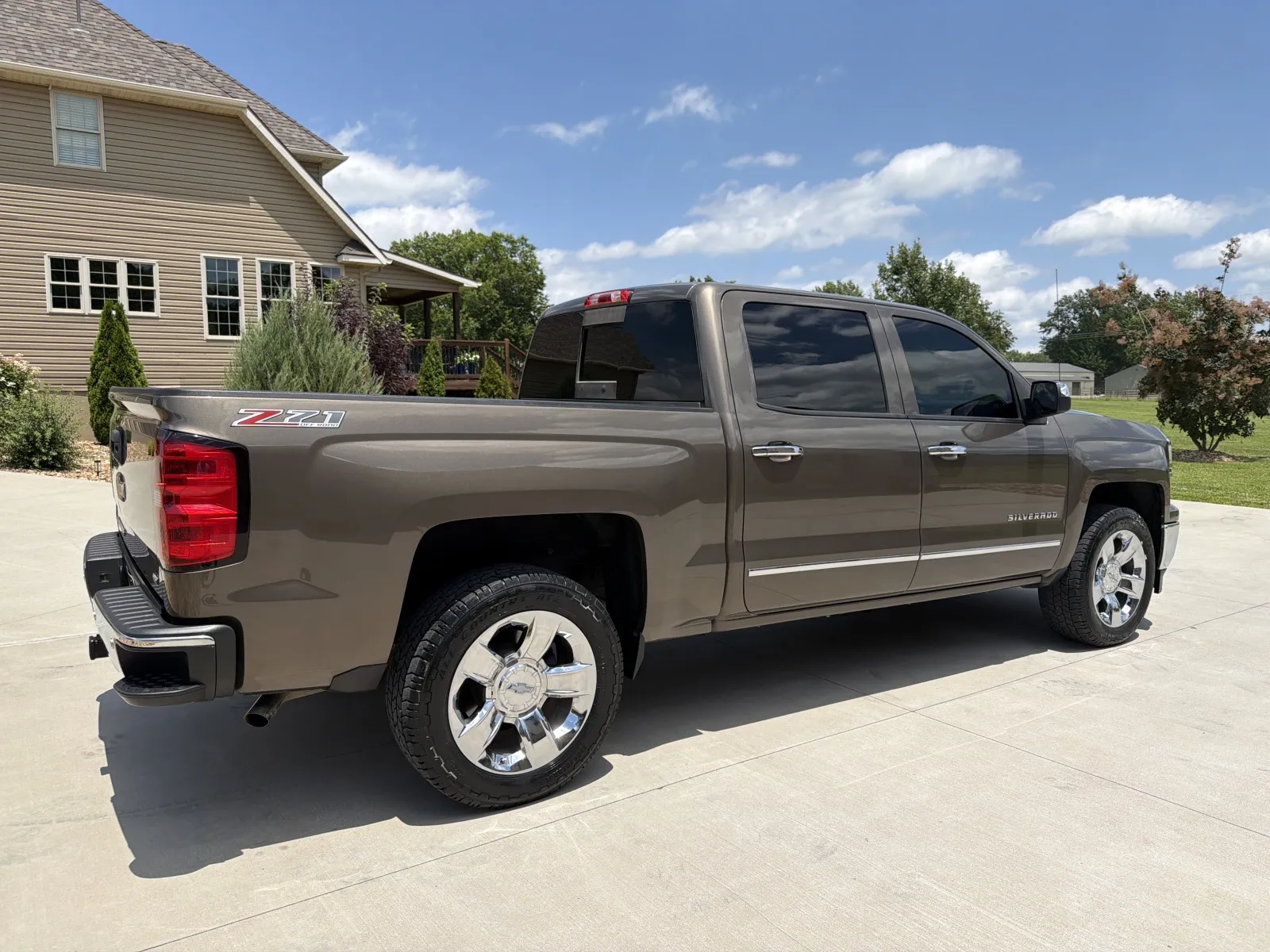 More photos of 2014 Chevrolet Silverado 1500 Crew Cab Z71 LTZ Pickup 4D 5 3/4 ft at Banks Motors LLC, MO