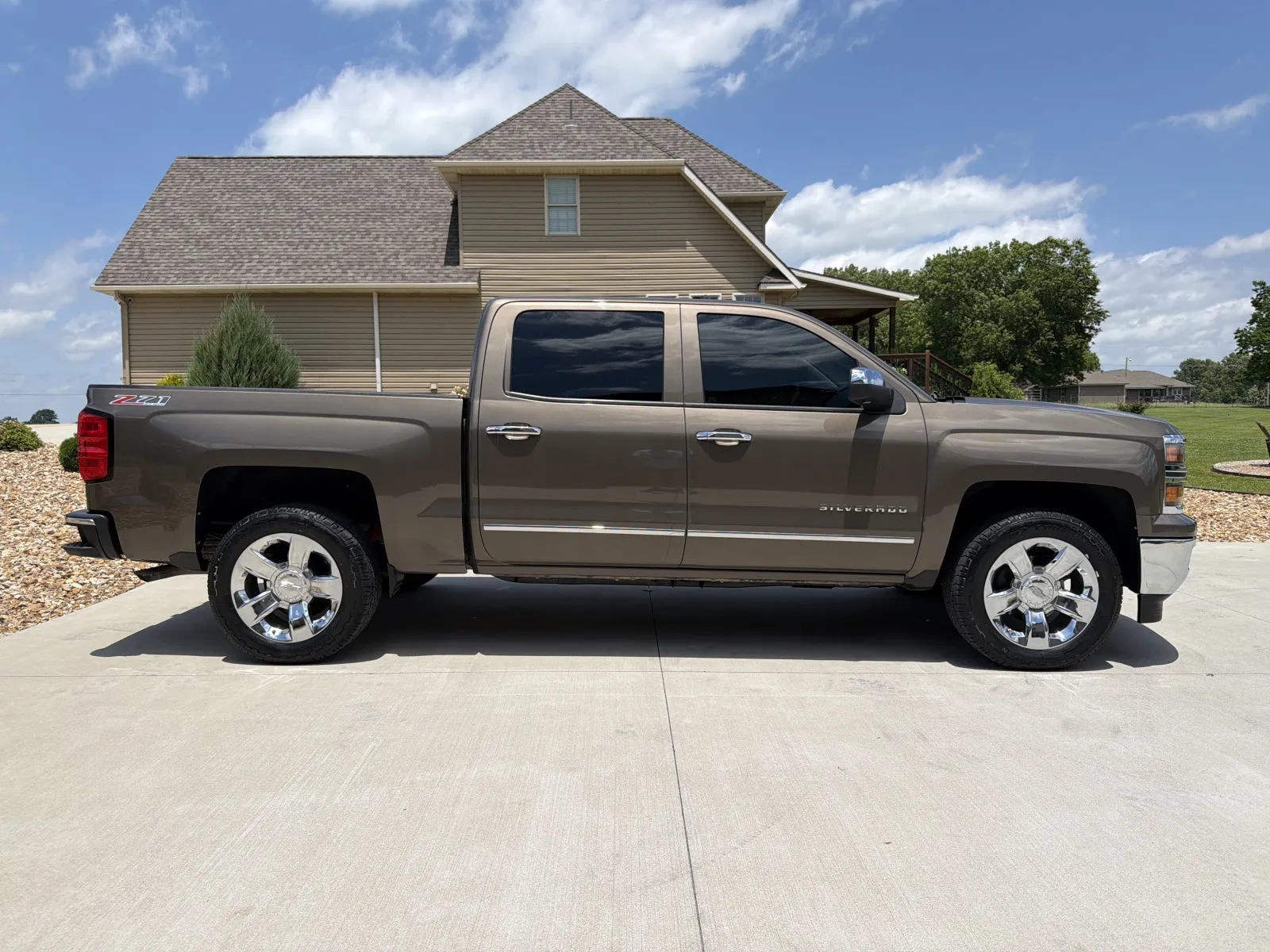 More photos of 2014 Chevrolet Silverado 1500 Crew Cab Z71 LTZ Pickup 4D 5 3/4 ft at Banks Motors LLC, MO