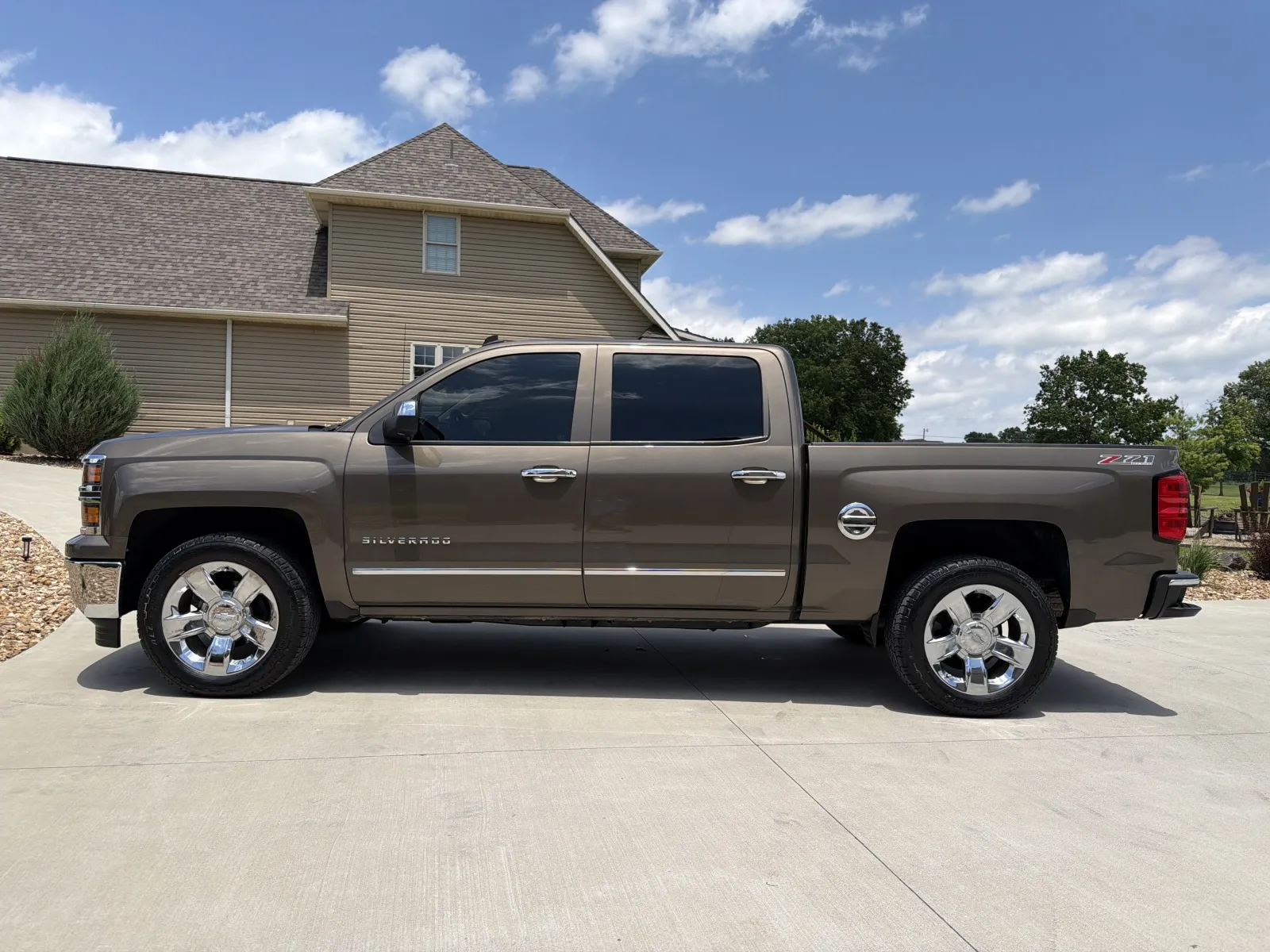 Photos of 2014 Chevrolet Silverado 1500 Crew Cab Z71 LTZ Pickup 4D 5 3/4 ft for sale in Clinton, MO at Banks Motors LLC