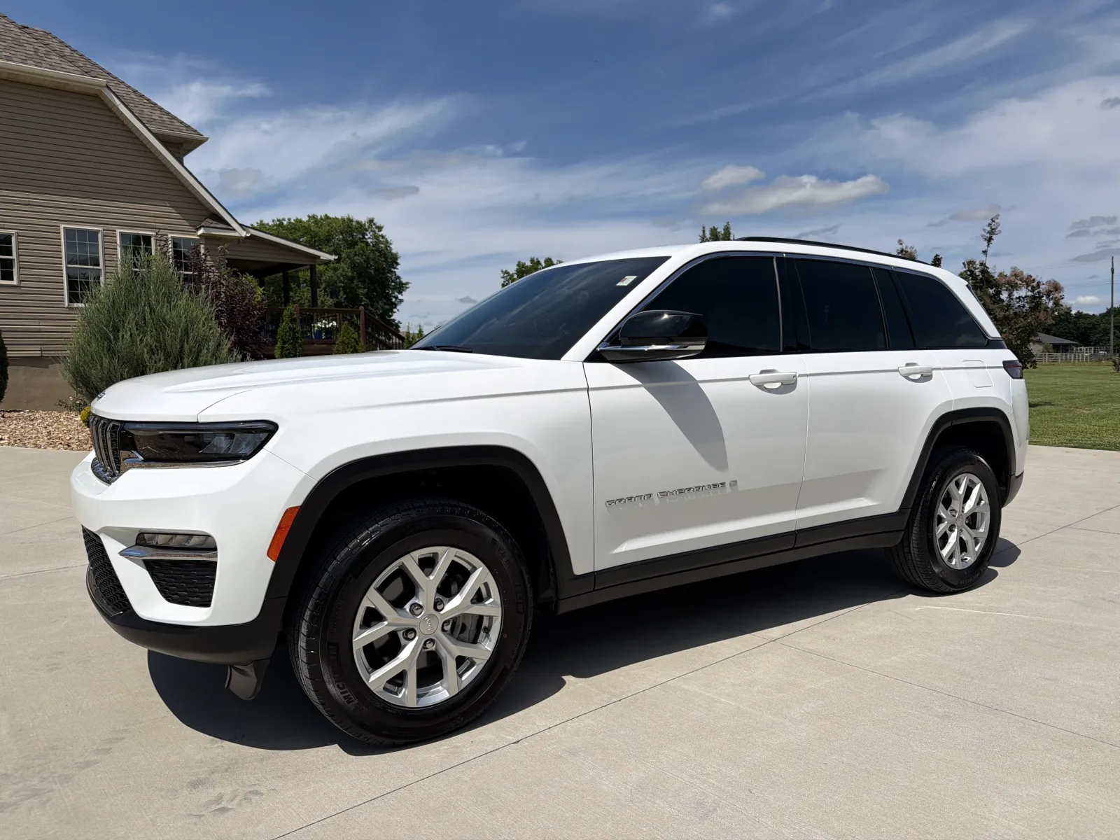 Photos of 2023 Jeep Grand Cherokee Limited Sport Utility 4D for sale in Clinton, MO at Banks Motors LLC