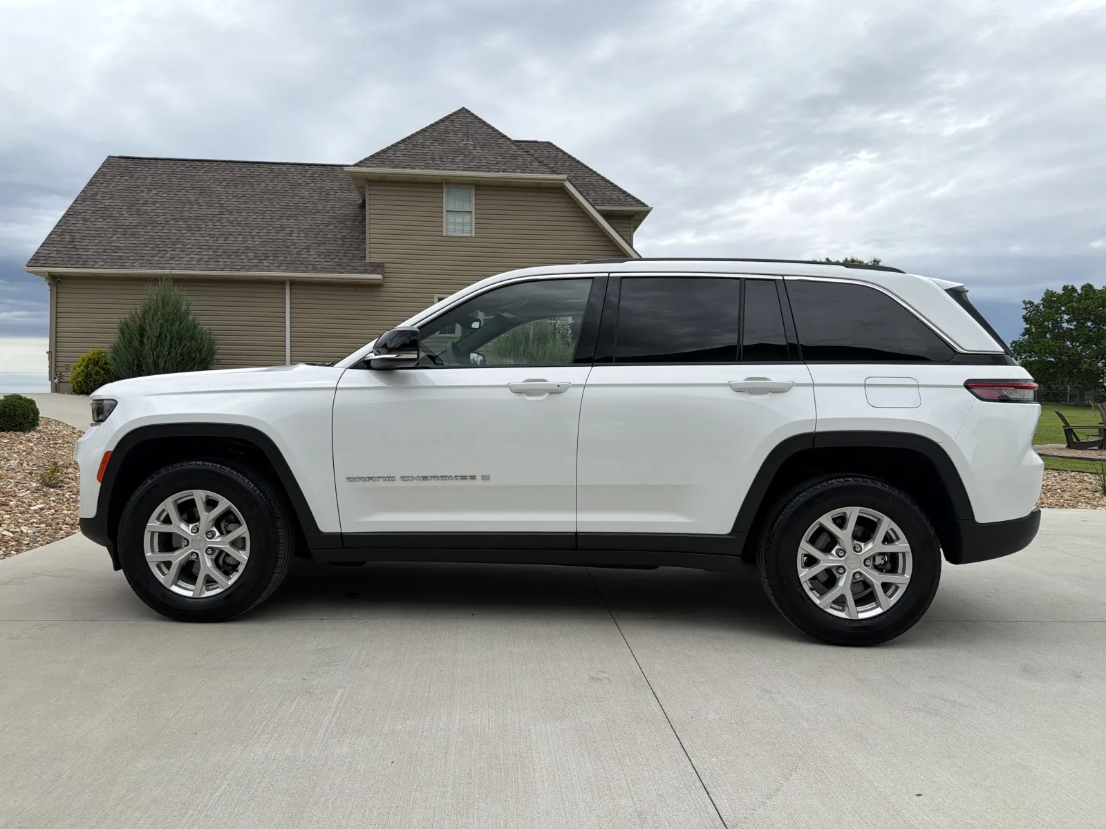 Another view of 2023 Jeep Grand Cherokee Limited Sport Utility 4D for sale in Clinton, MO at Banks Motors LLC