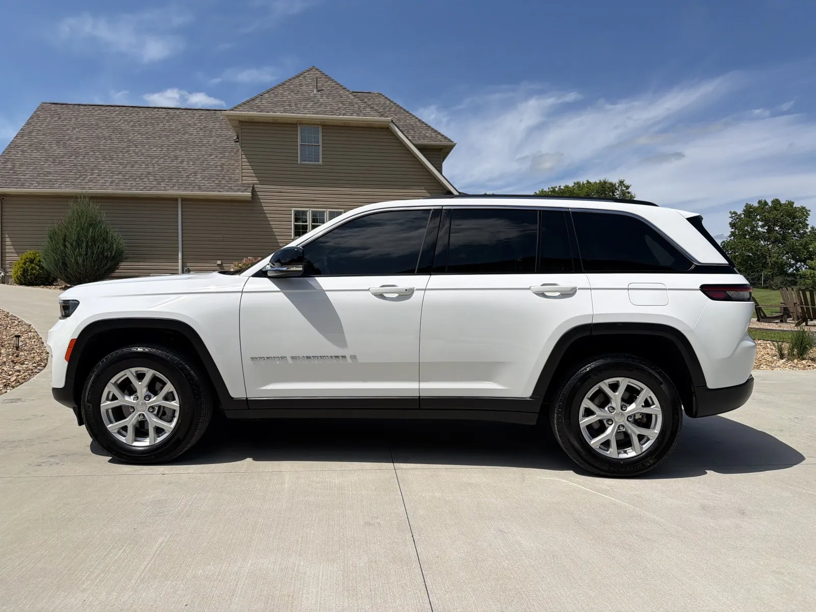 Another view of 2023 Jeep Grand Cherokee Limited Sport Utility 4D for sale in Clinton, MO at Banks Motors LLC