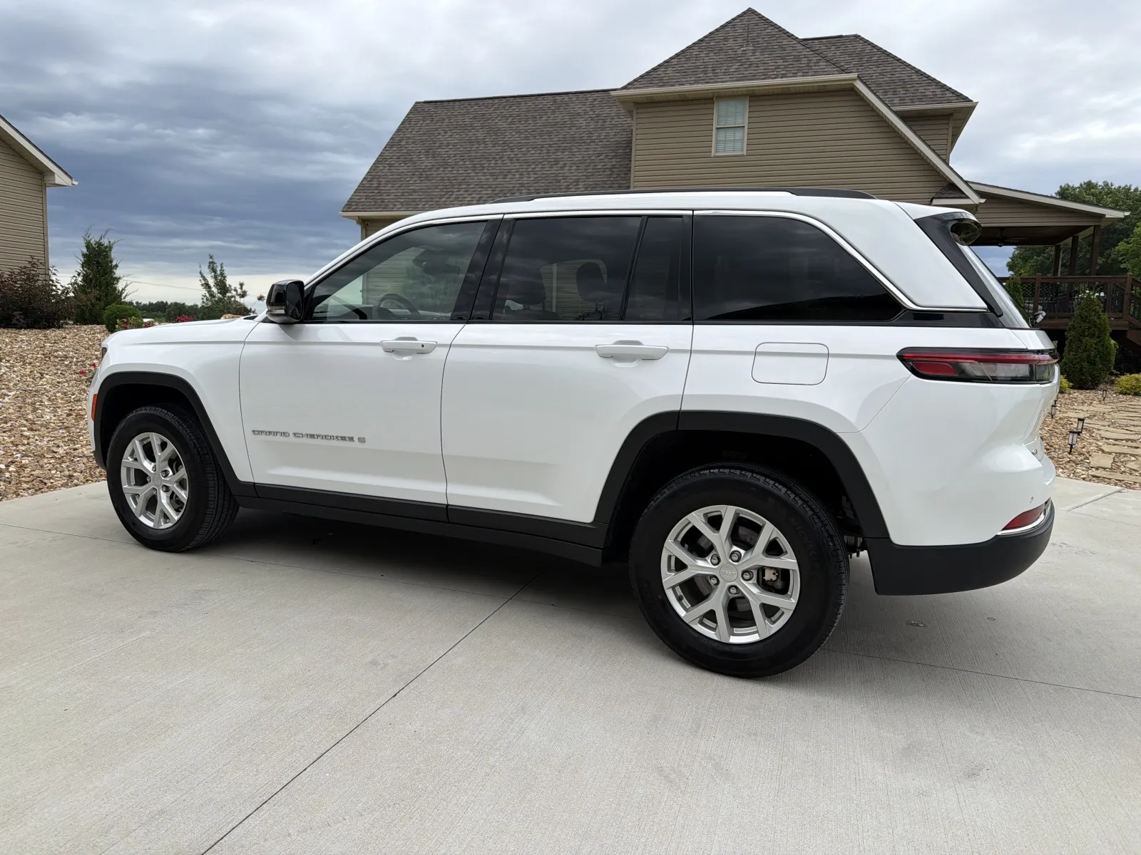 More photos of 2023 Jeep Grand Cherokee Limited Sport Utility 4D at Banks Motors LLC, MO