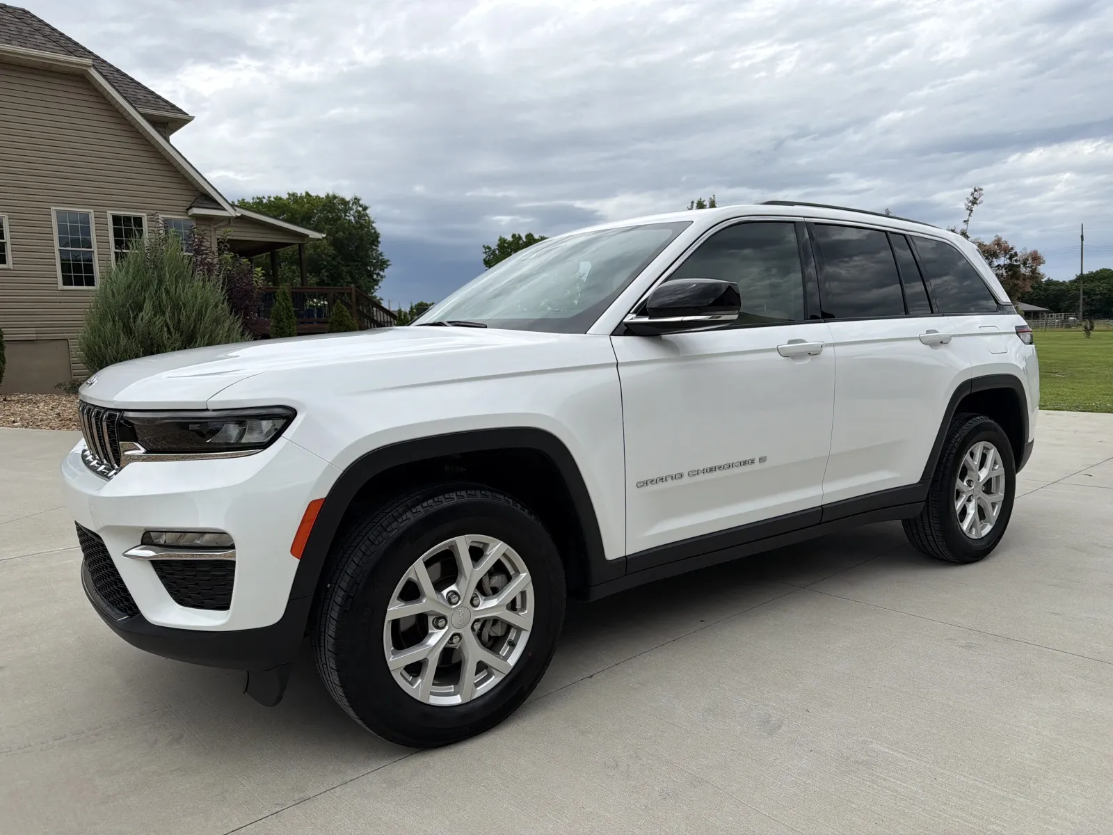 Photos of 2023 Jeep Grand Cherokee Limited Sport Utility 4D for sale in Clinton, MO at Banks Motors LLC