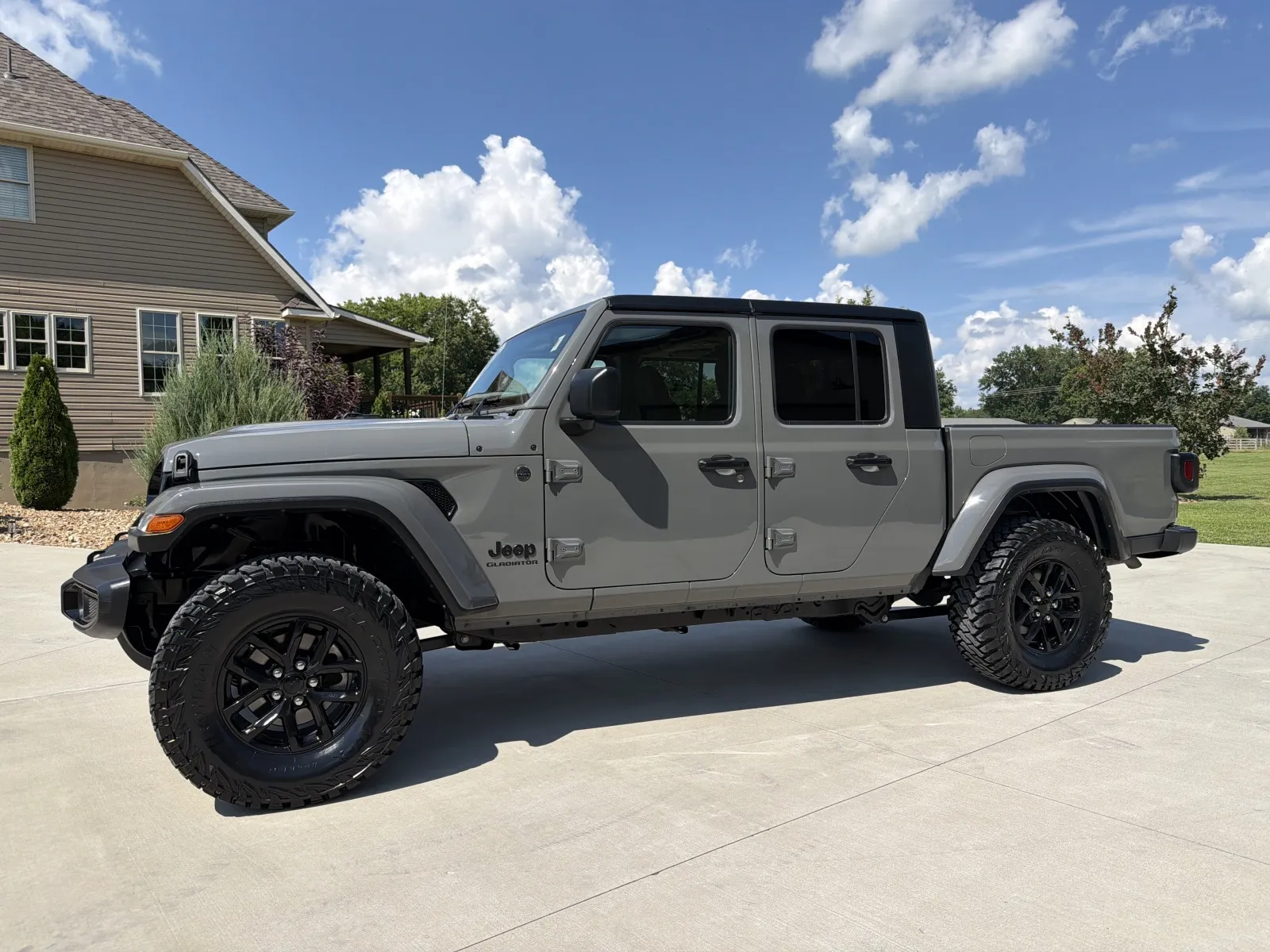 Photos of 2022 Jeep Gladiator Sport Altitude Pickup 4D 5 ft for sale in Clinton, MO at Banks Motors LLC