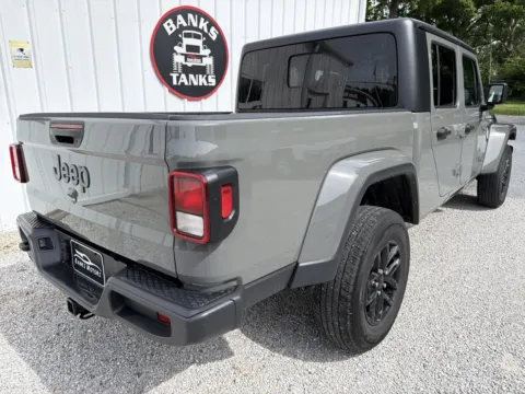 Another view of 2022 Jeep Gladiator Sport Altitude Pickup 4D 5 ft for sale in Clinton, MO at Banks Motors LLC