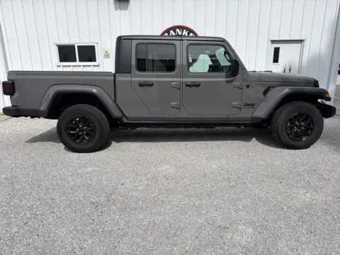 Photos of 2022 Jeep Gladiator Sport Altitude Pickup 4D 5 ft for sale in Clinton, MO at Banks Motors LLC