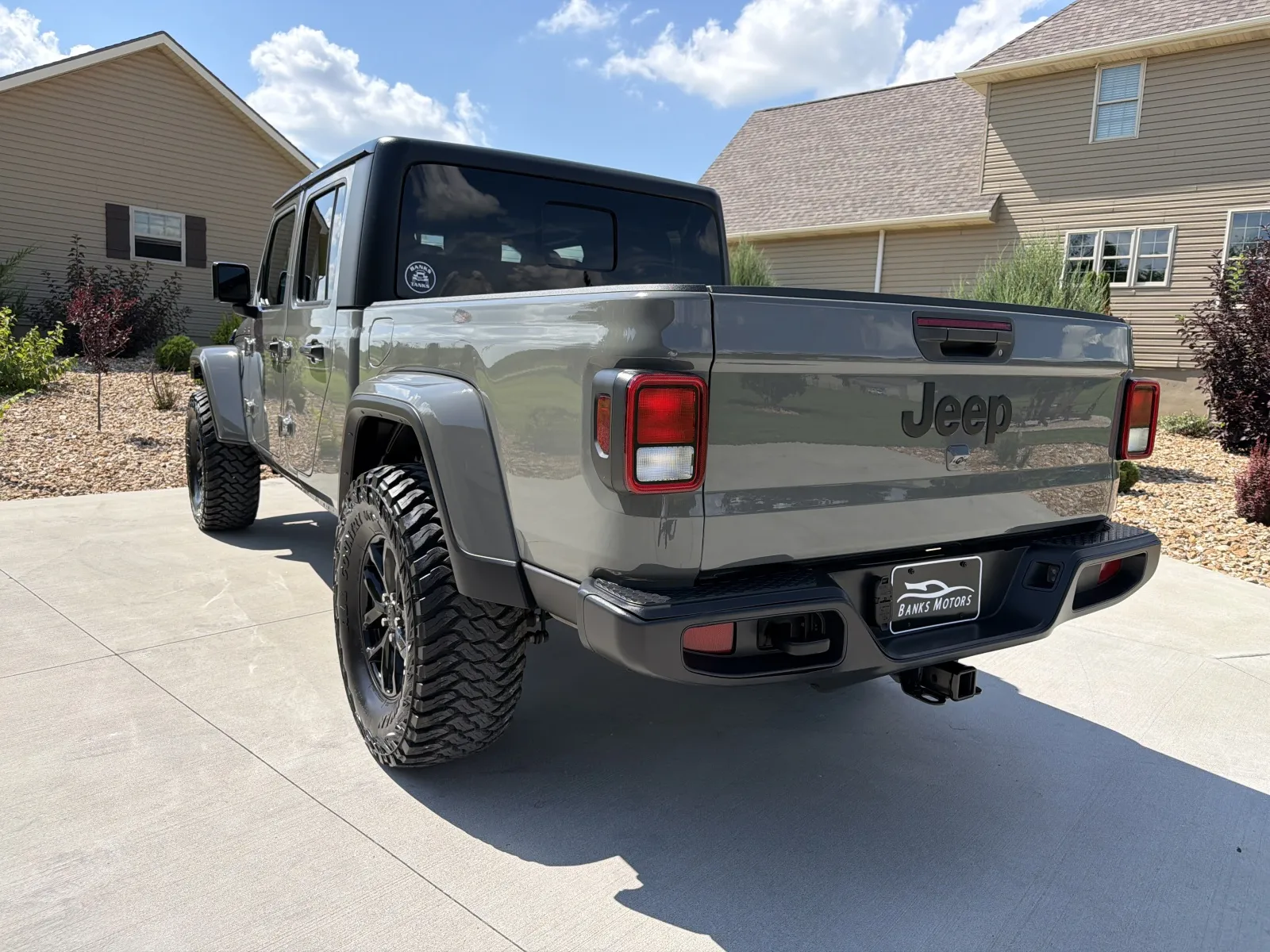 More photos of 2022 Jeep Gladiator Sport Altitude Pickup 4D 5 ft at Banks Motors LLC, MO