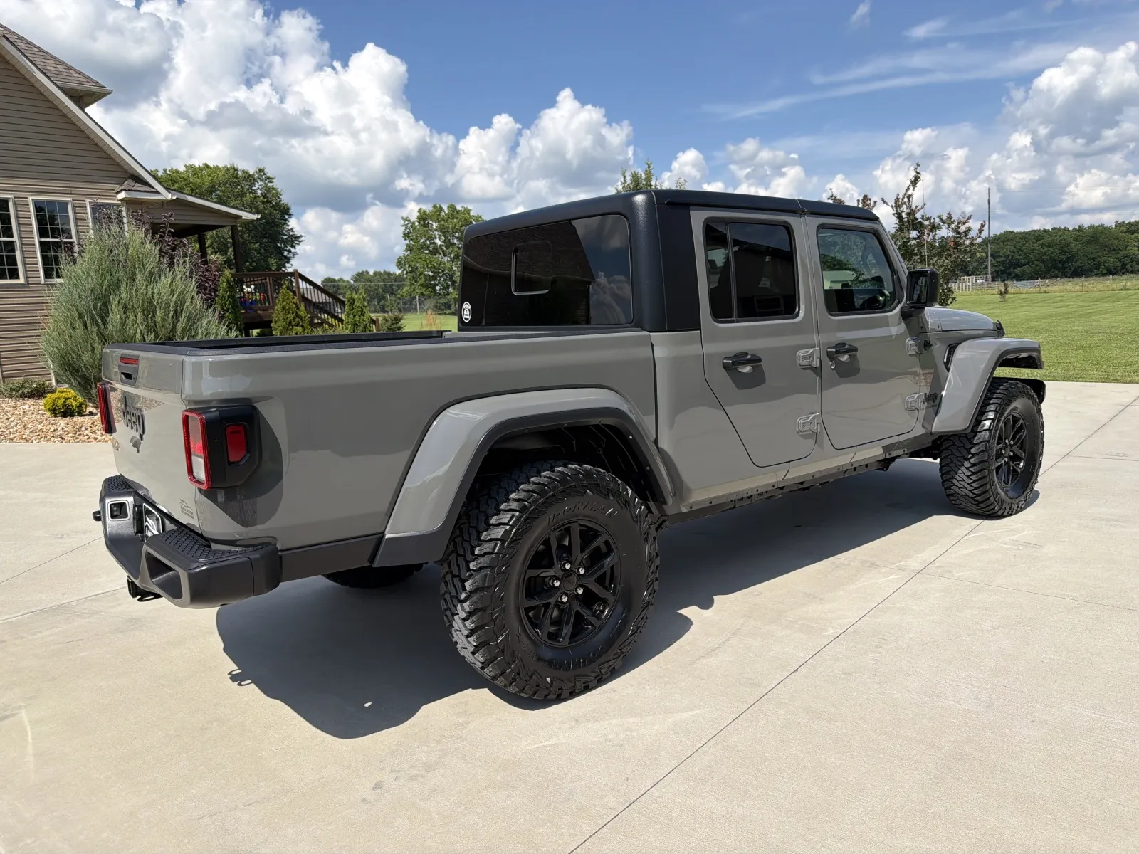 More photos of 2022 Jeep Gladiator Sport Altitude Pickup 4D 5 ft at Banks Motors LLC, MO