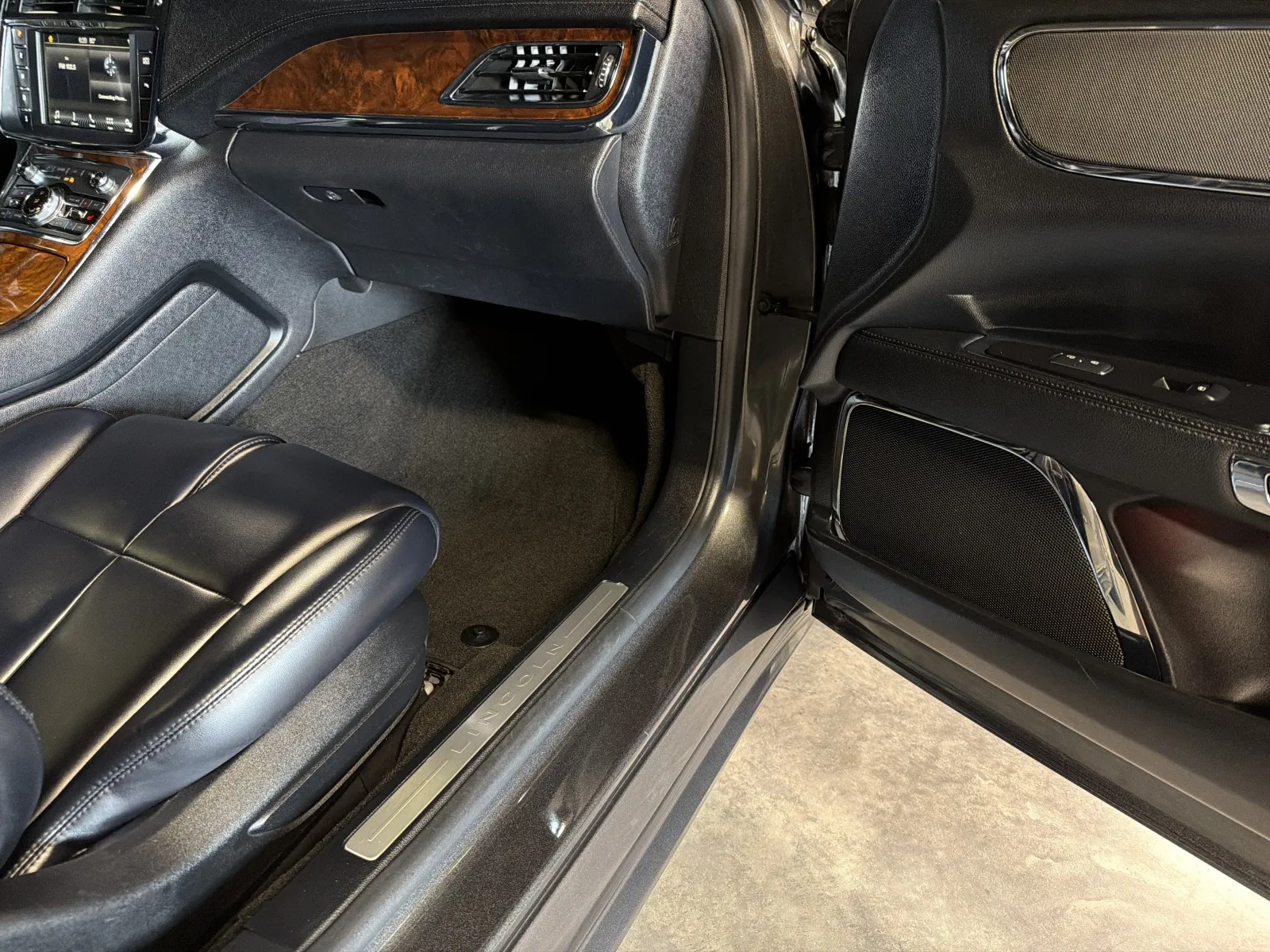 Lincoln Continental photo 36