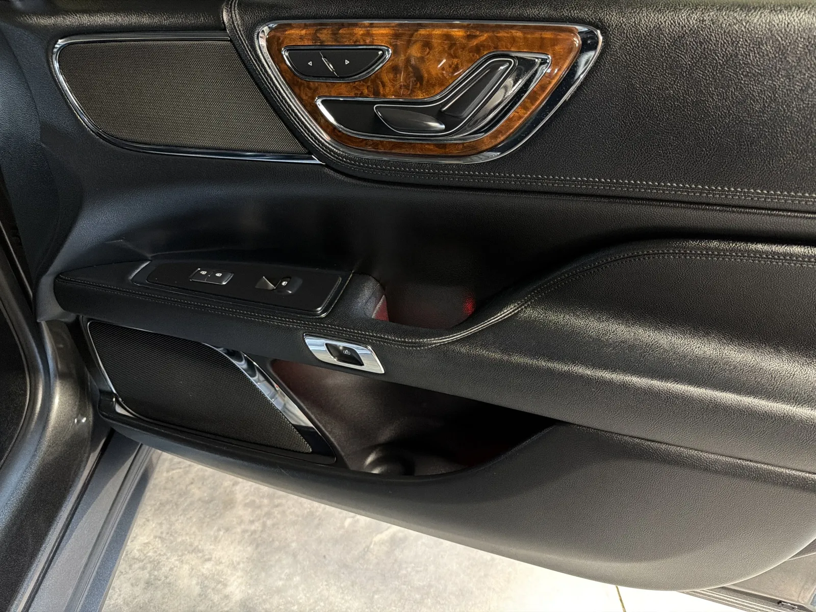 Lincoln Continental photo 18