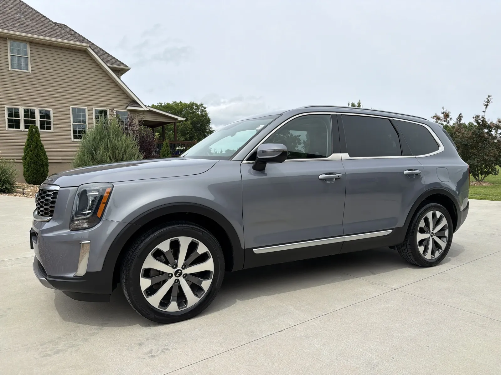 Photos of 2021 Kia Telluride S Sport Utility 4D for sale in Clinton, MO at Banks Motors LLC