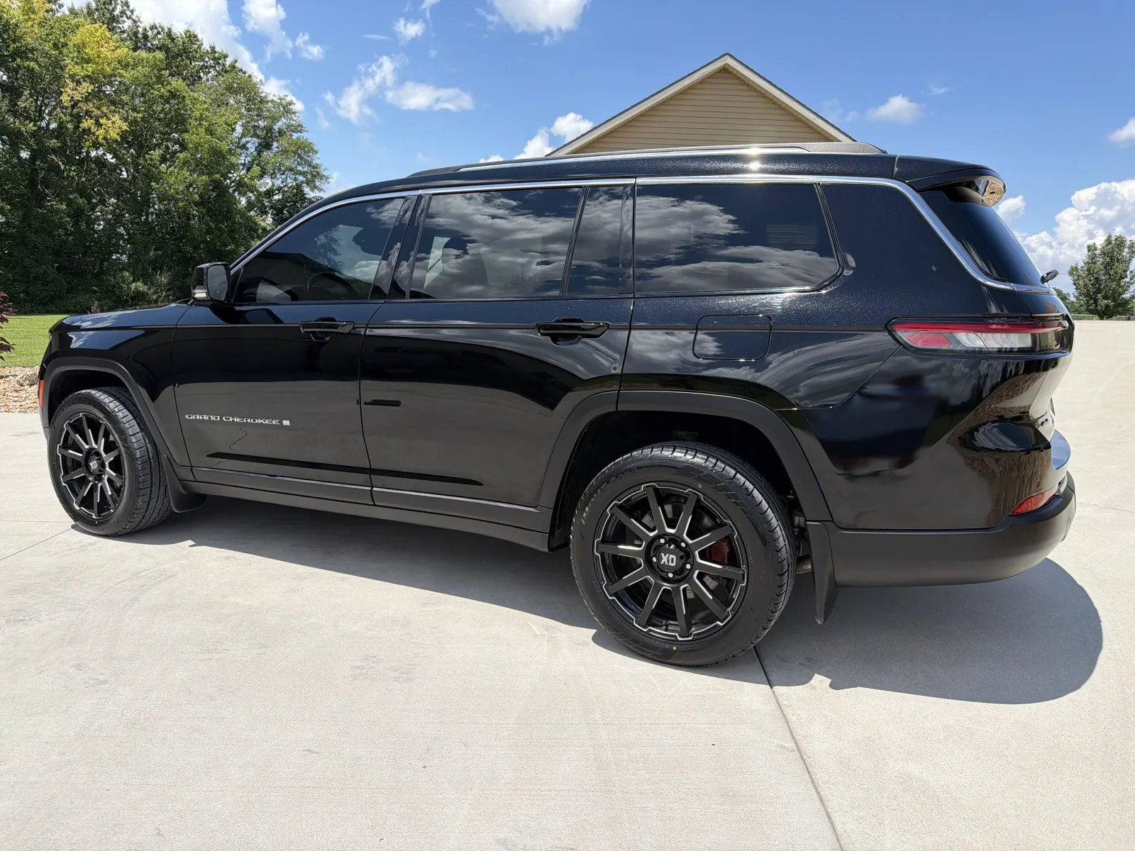 Another view of 2022 Jeep Grand Cherokee L Limited Sport Utility 4D for sale in Clinton, MO at Banks Motors LLC