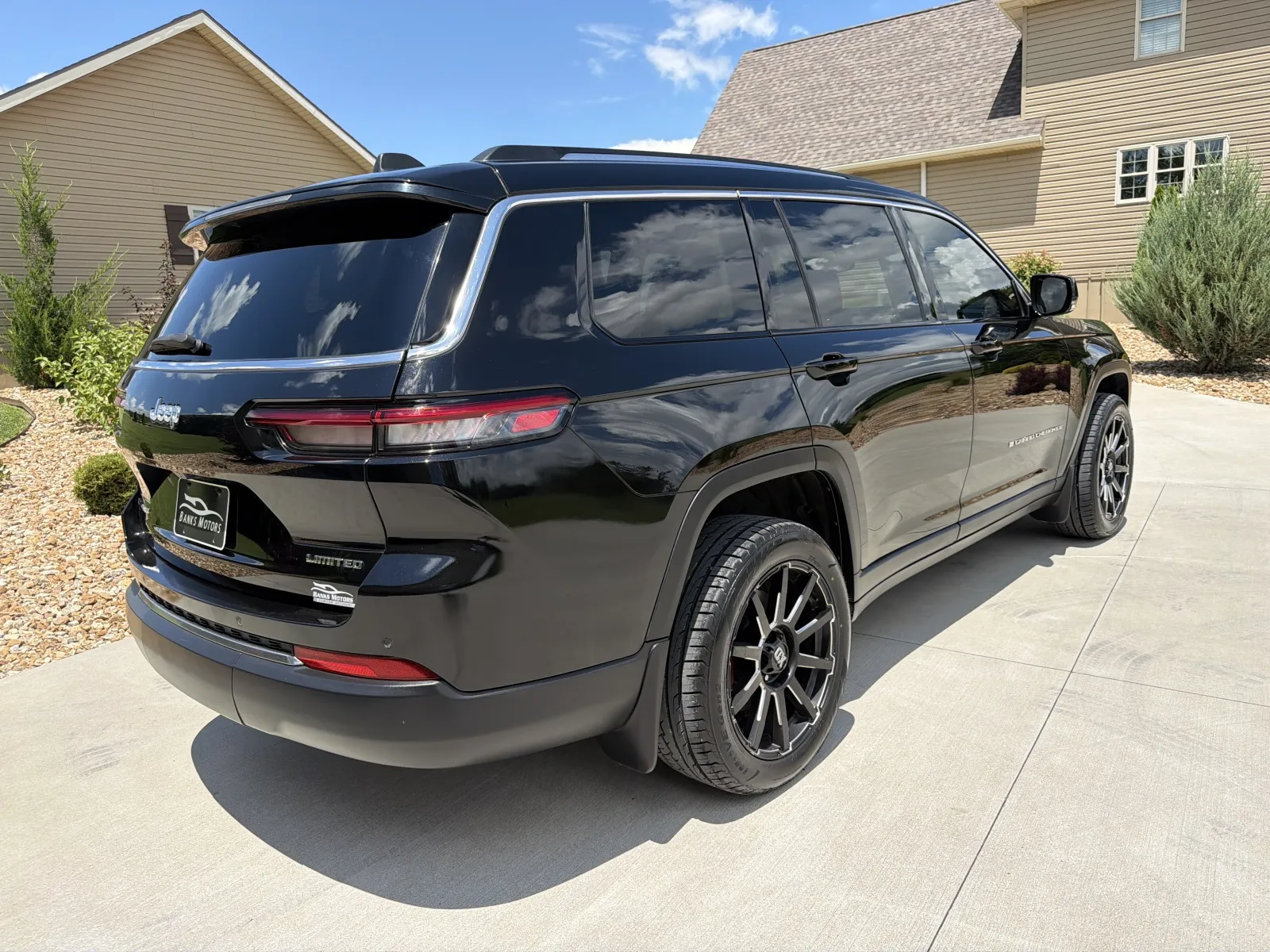 More photos of 2022 Jeep Grand Cherokee L Limited Sport Utility 4D at Banks Motors LLC, MO