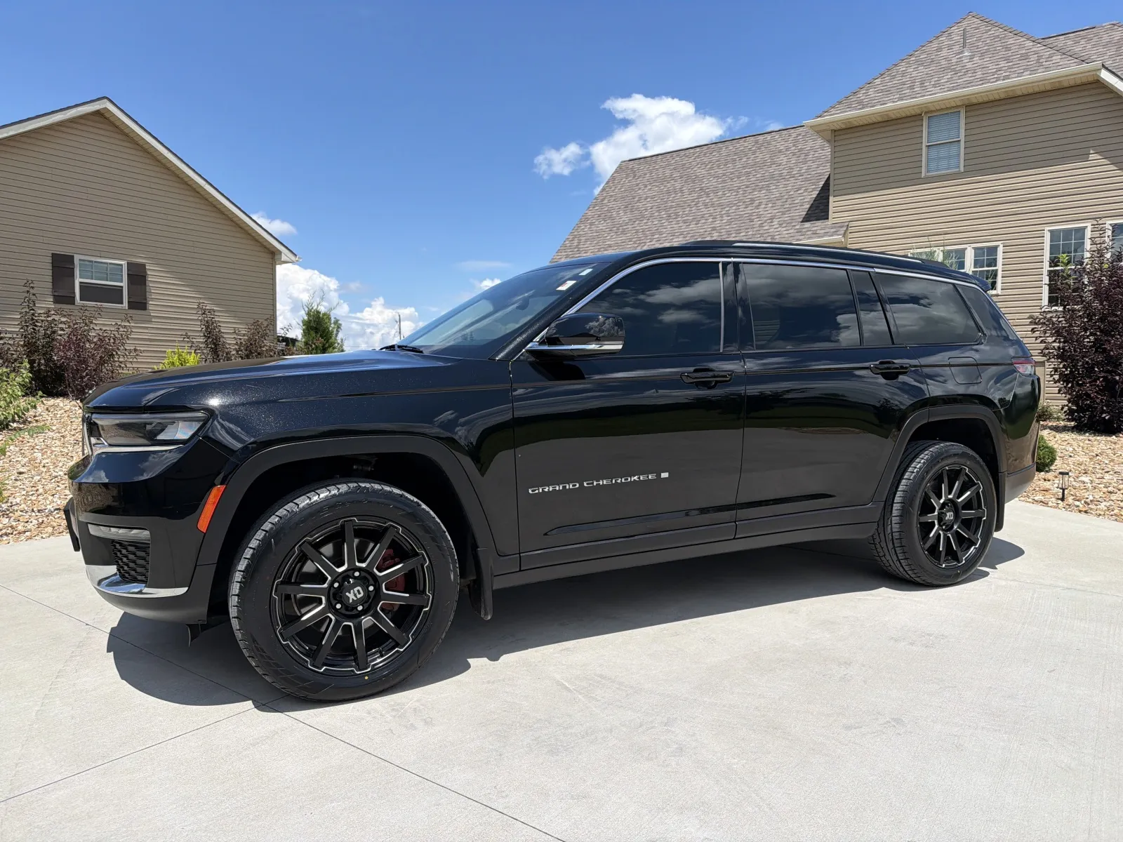 Photos of 2022 Jeep Grand Cherokee L Limited Sport Utility 4D for sale in Clinton, MO at Banks Motors LLC