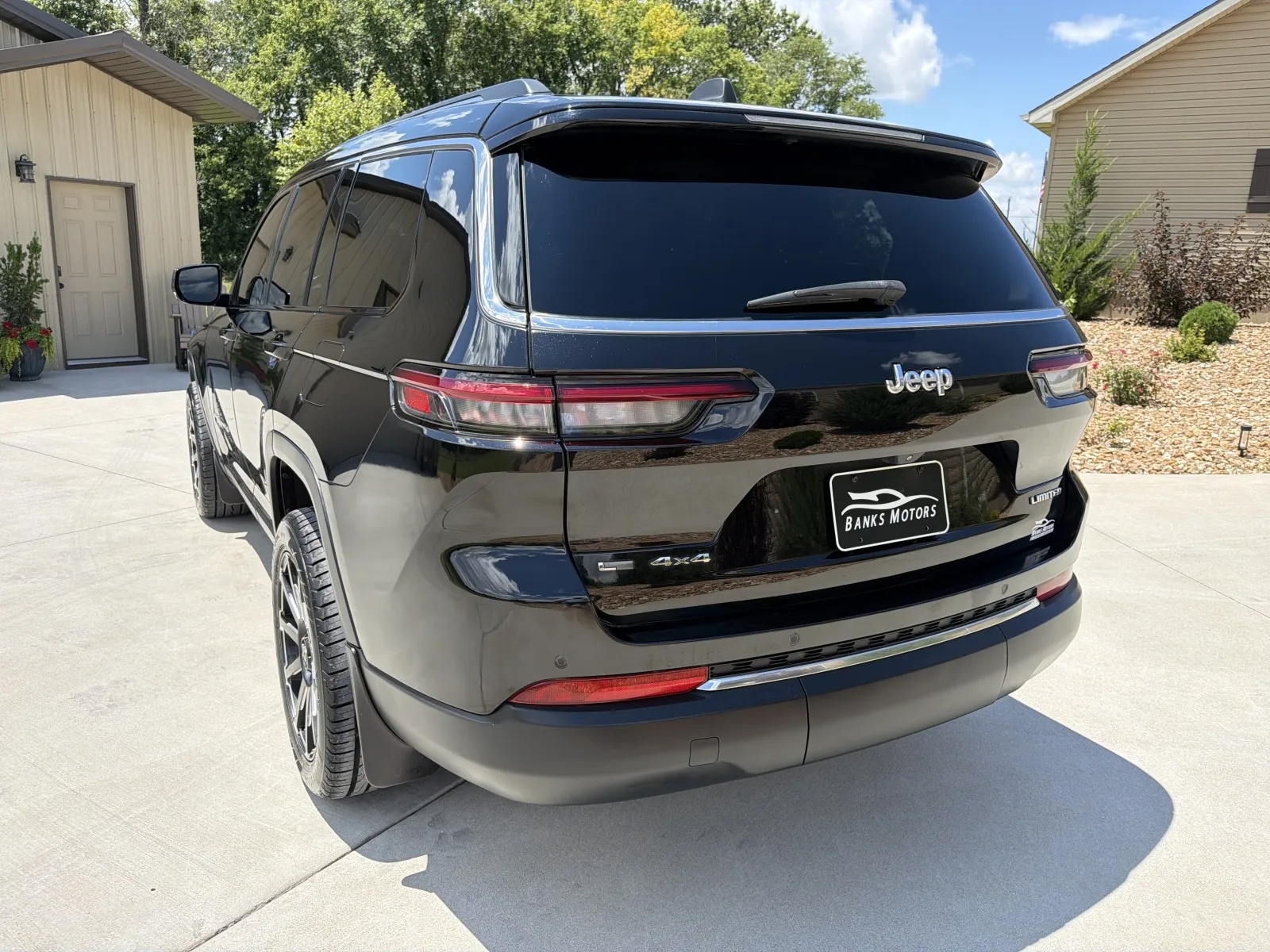 More photos of 2022 Jeep Grand Cherokee L Limited Sport Utility 4D at Banks Motors LLC, MO