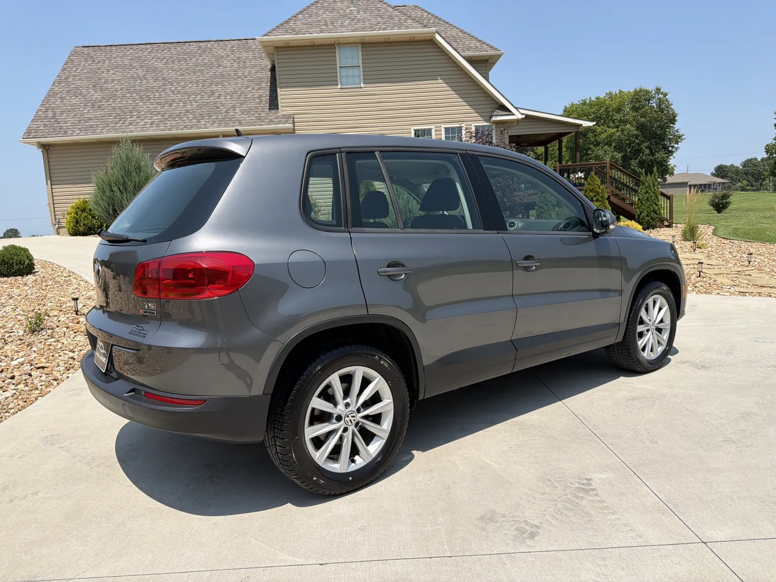 More photos of 2017 Volkswagen Tiguan Limited 2.0T 4Motion Sport Utility 4D at Banks Motors LLC, MO