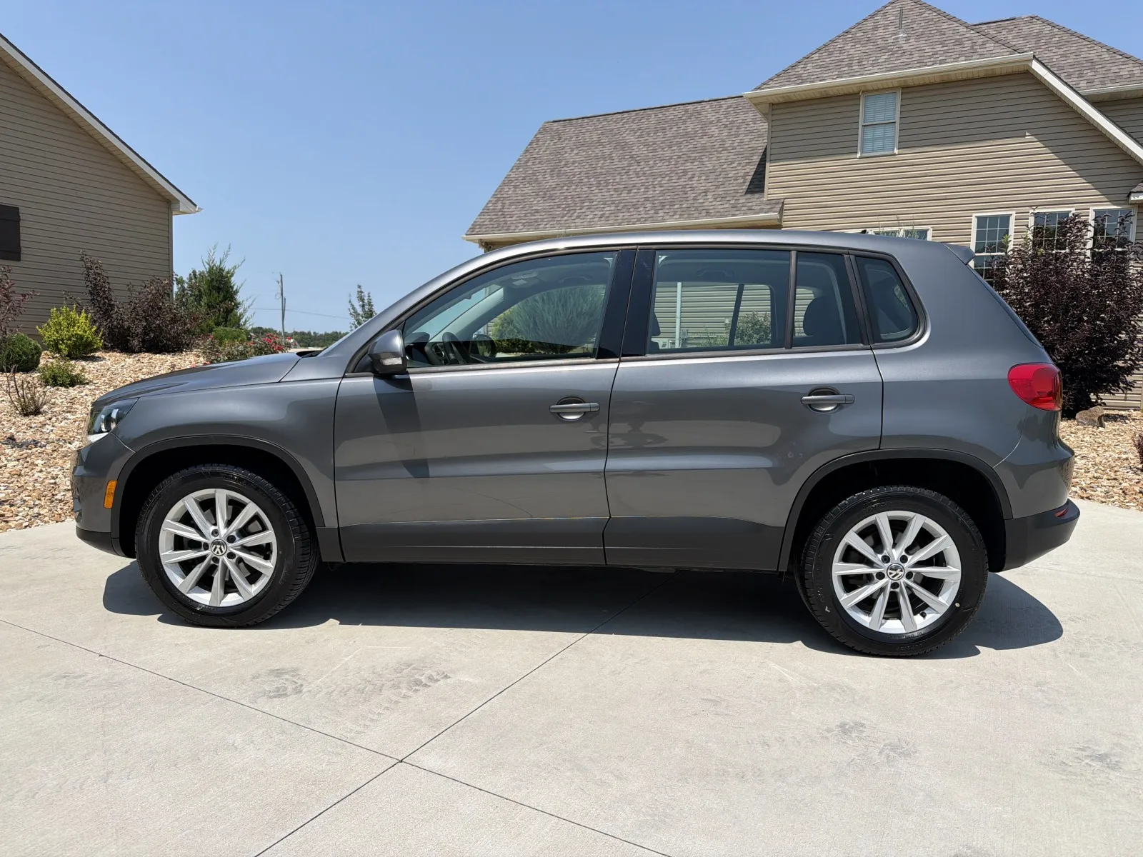 Photos of 2017 Volkswagen Tiguan Limited 2.0T 4Motion Sport Utility 4D for sale in Clinton, MO at Banks Motors LLC